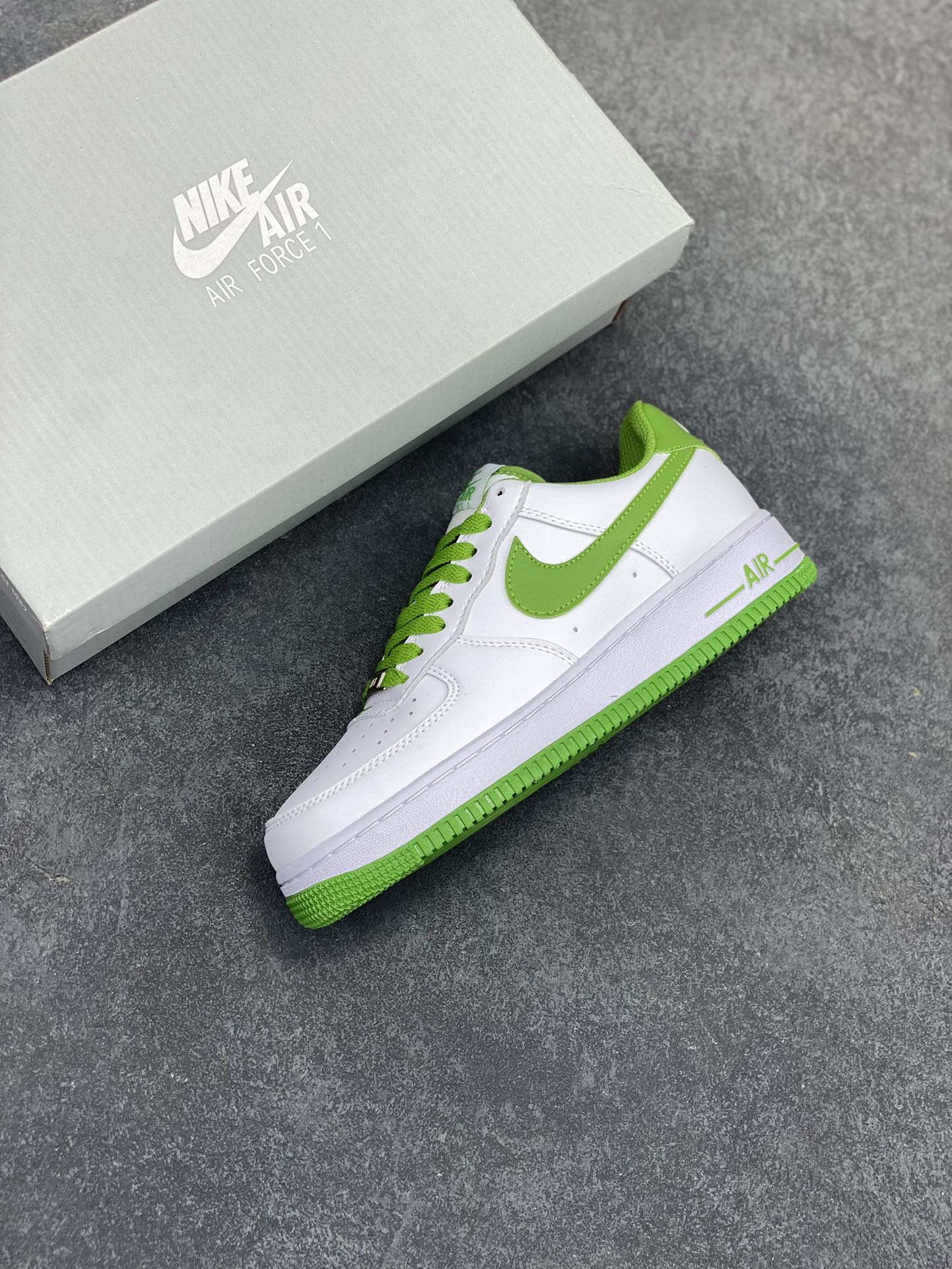 图片[7]-福利特价 Nike Air Force 1 Low 白墨绿 原楦头原纸板 打造纯正空军版型 专注外贸渠道 全掌内置蜂窝气垫 原盒配件 原厂中底钢印、拉帮完美 货号：DH7561-105 尺码：36 36.5 37.5 38 38.5 39 40 40.5 41 42 42.5 43 44 44.5 45-选品中心