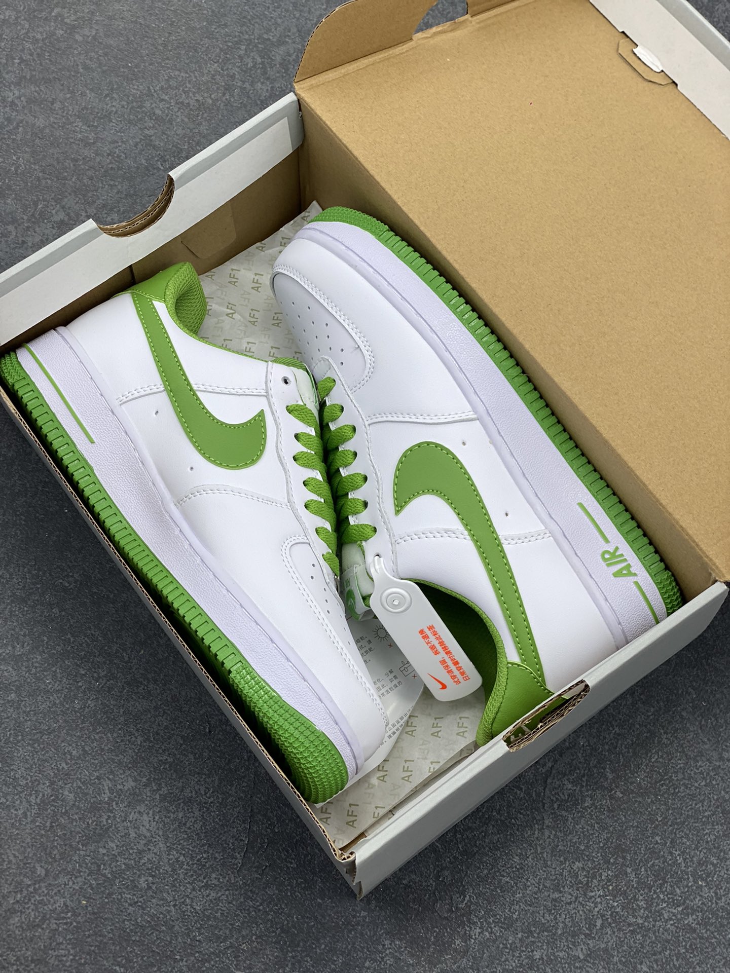 图片[9]-福利特价 Nike Air Force 1 Low 白墨绿 原楦头原纸板 打造纯正空军版型 专注外贸渠道 全掌内置蜂窝气垫 原盒配件 原厂中底钢印、拉帮完美 货号：DH7561-105 尺码：36 36.5 37.5 38 38.5 39 40 40.5 41 42 42.5 43 44 44.5 45-选品中心