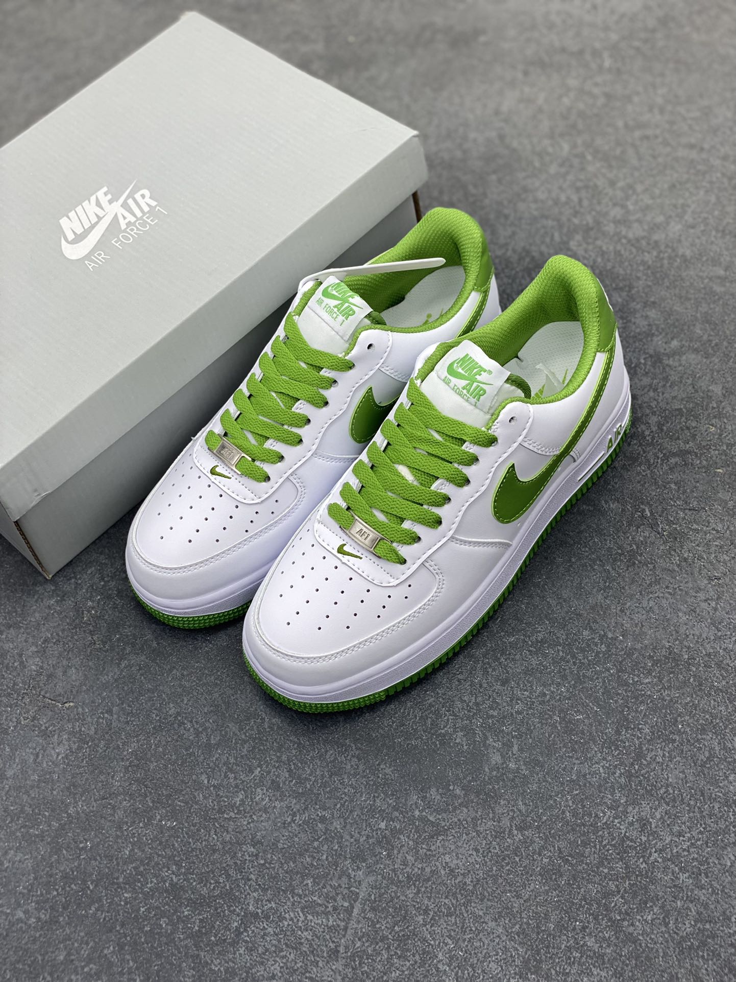 图片[8]-福利特价 Nike Air Force 1 Low 白墨绿 原楦头原纸板 打造纯正空军版型 专注外贸渠道 全掌内置蜂窝气垫 原盒配件 原厂中底钢印、拉帮完美 货号：DH7561-105 尺码：36 36.5 37.5 38 38.5 39 40 40.5 41 42 42.5 43 44 44.5 45-选品中心