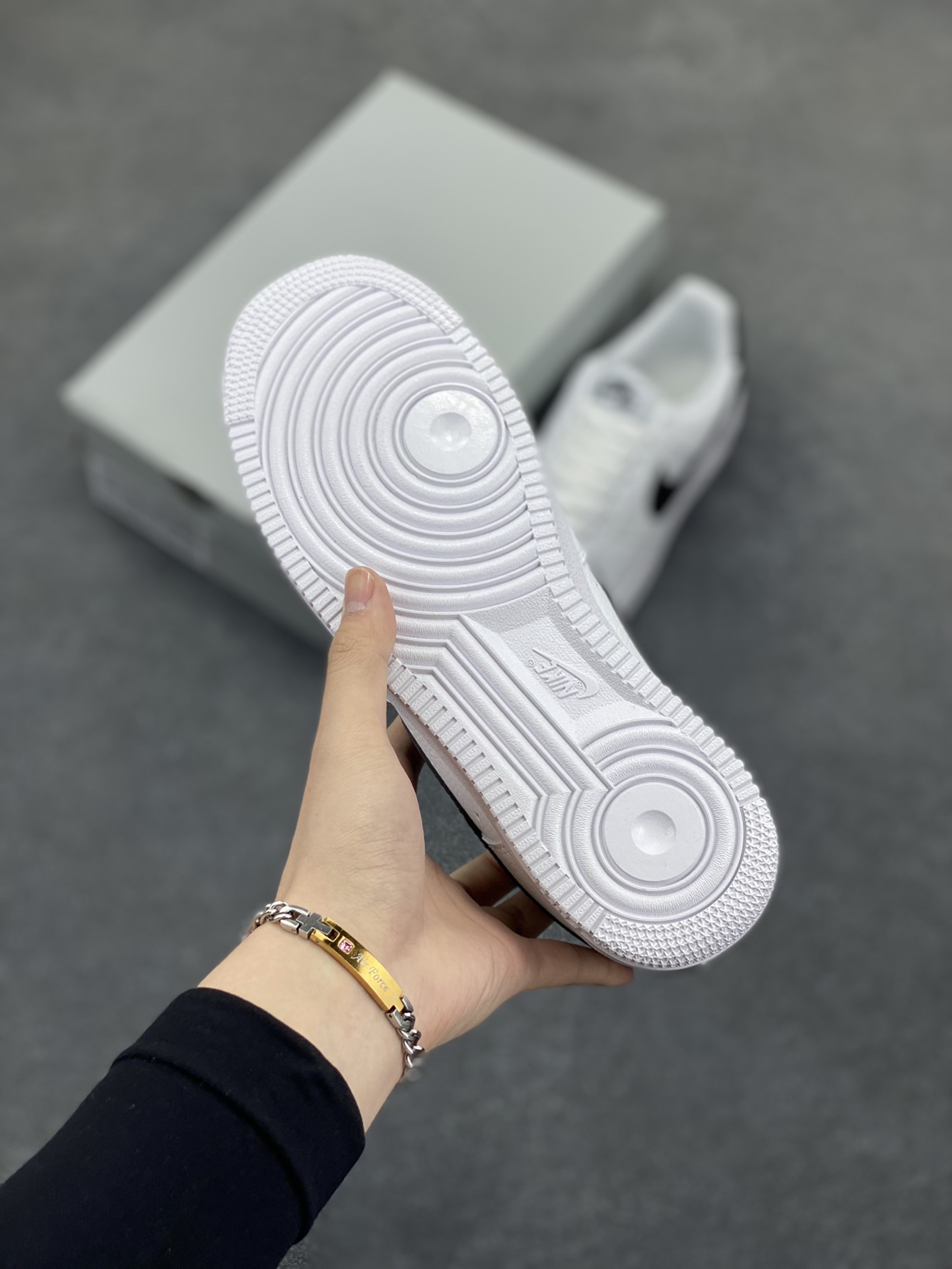 图片[5]-福利特价 Nike Air Force 1 Low 小权志龙白黑 空军一号低帮运动休闲板鞋 原楦头原纸板 打造纯正空军版型 专注外贸渠道 全掌内置蜂窝气垫 原盒配件 原厂中底钢印、拉帮完美 货号：CT2302-100 尺码：36 36.5 37.5 38 38.5 39 40 40.5 41 42 42.5 43 44 44.5 45-选品中心