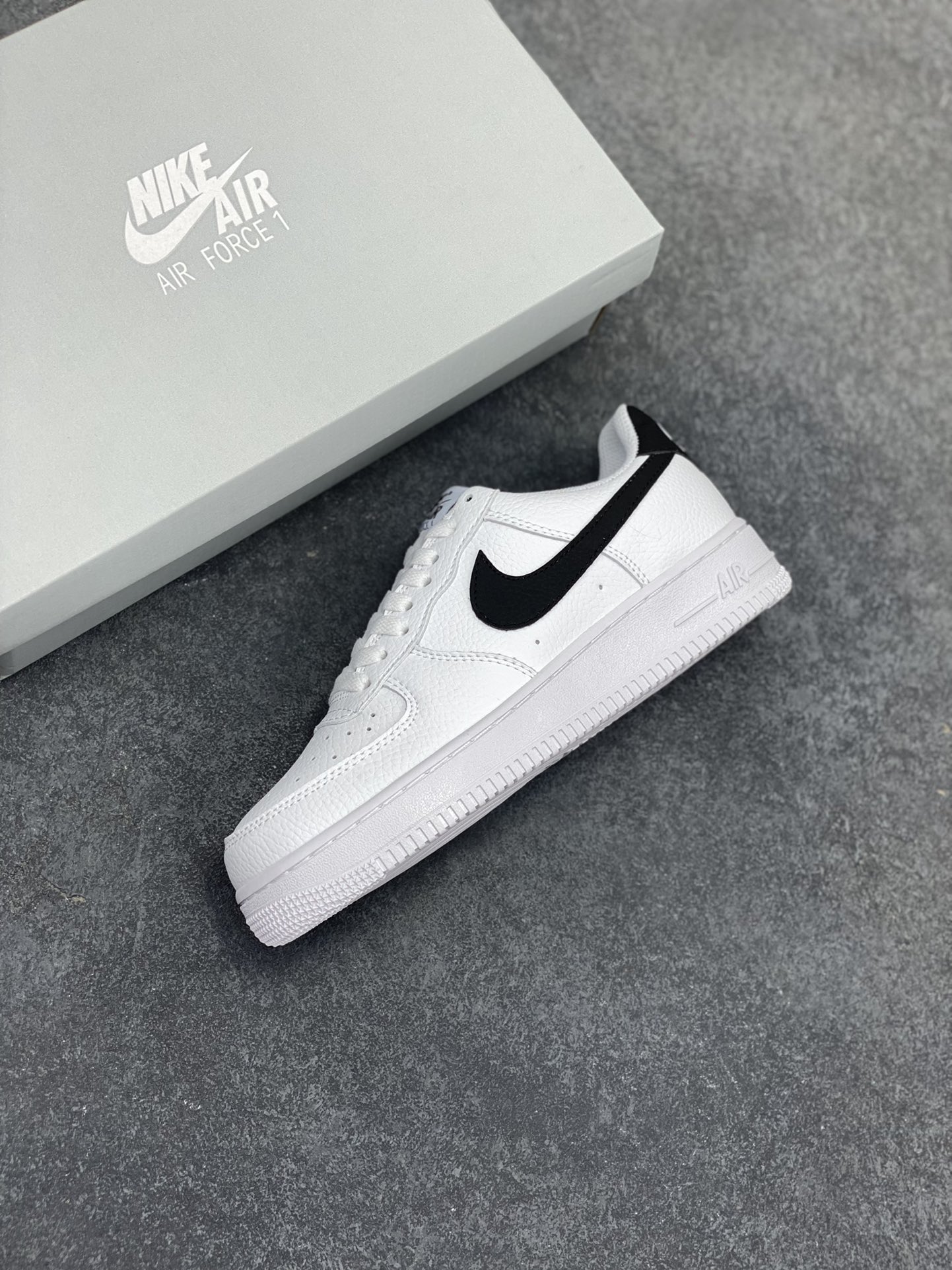 图片[7]-福利特价 Nike Air Force 1 Low 小权志龙白黑 空军一号低帮运动休闲板鞋 原楦头原纸板 打造纯正空军版型 专注外贸渠道 全掌内置蜂窝气垫 原盒配件 原厂中底钢印、拉帮完美 货号：CT2302-100 尺码：36 36.5 37.5 38 38.5 39 40 40.5 41 42 42.5 43 44 44.5 45-选品中心
