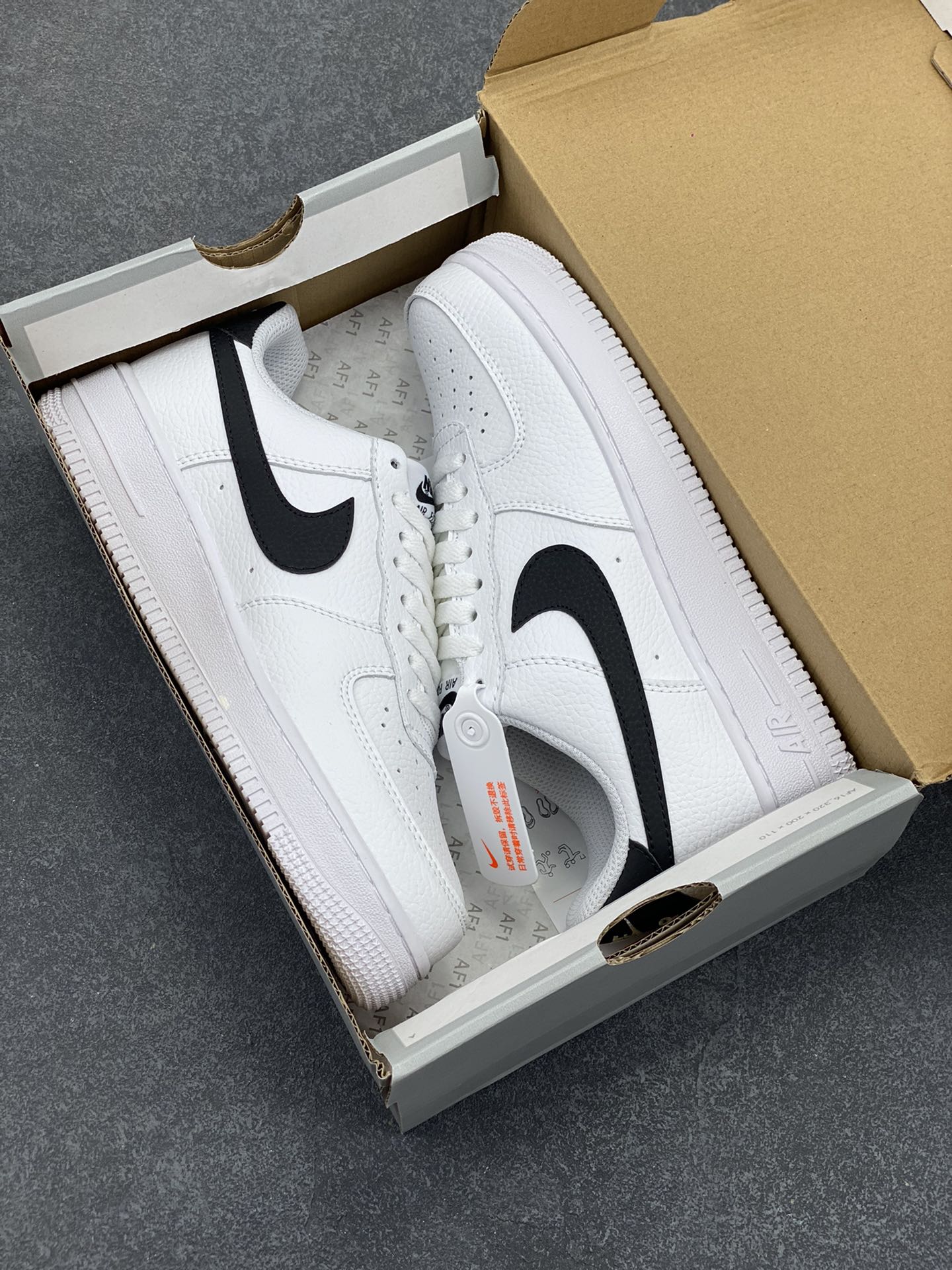 图片[9]-福利特价 Nike Air Force 1 Low 小权志龙白黑 空军一号低帮运动休闲板鞋 原楦头原纸板 打造纯正空军版型 专注外贸渠道 全掌内置蜂窝气垫 原盒配件 原厂中底钢印、拉帮完美 货号：CT2302-100 尺码：36 36.5 37.5 38 38.5 39 40 40.5 41 42 42.5 43 44 44.5 45-选品中心