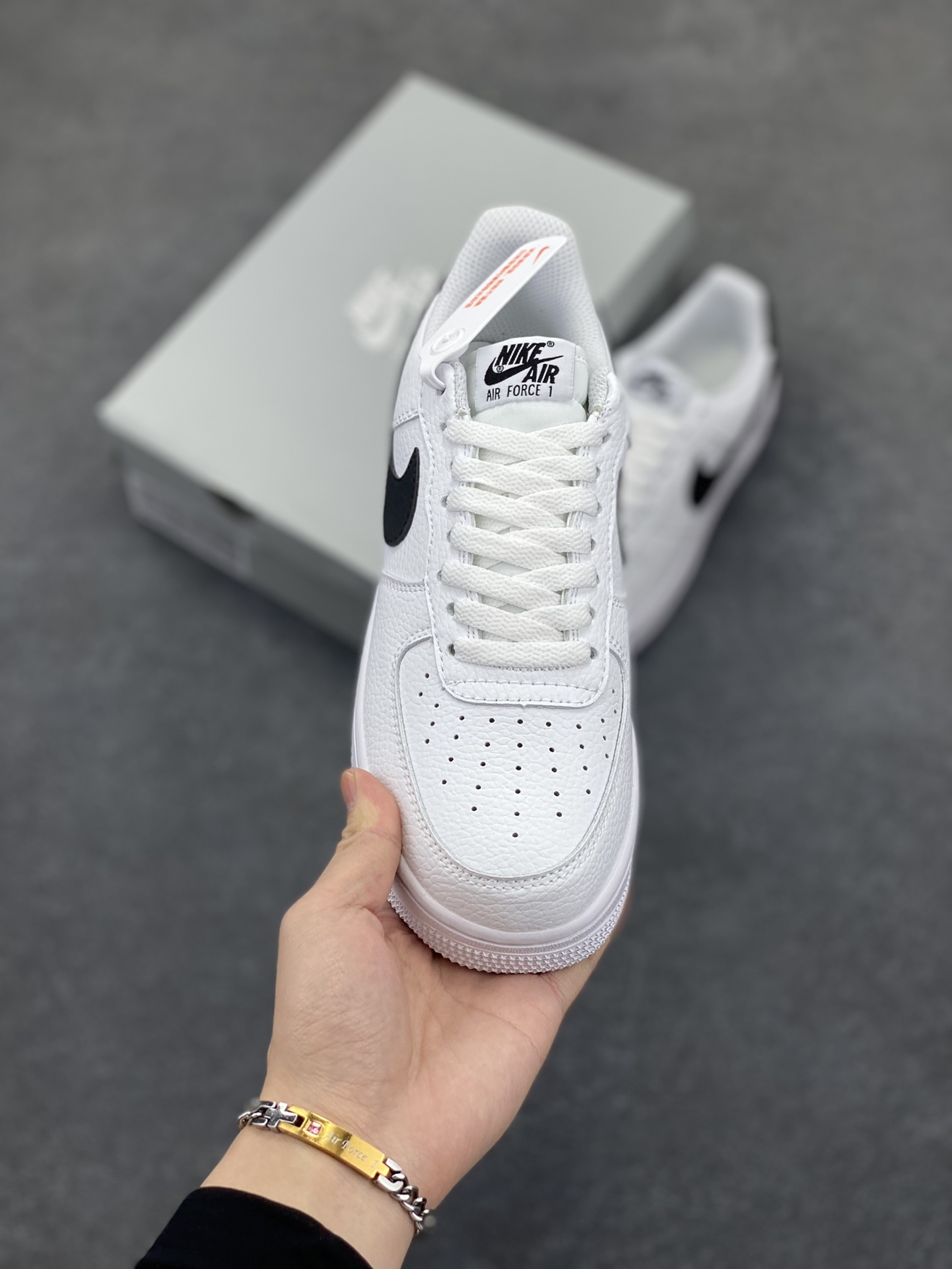 图片[2]-福利特价 Nike Air Force 1 Low 小权志龙白黑 空军一号低帮运动休闲板鞋 原楦头原纸板 打造纯正空军版型 专注外贸渠道 全掌内置蜂窝气垫 原盒配件 原厂中底钢印、拉帮完美 货号：CT2302-100 尺码：36 36.5 37.5 38 38.5 39 40 40.5 41 42 42.5 43 44 44.5 45-选品中心