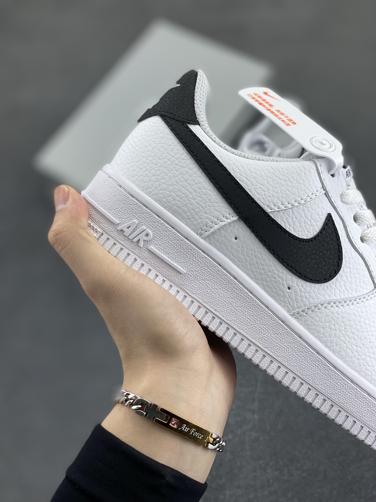 图片[6]-福利特价 Nike Air Force 1 Low 小权志龙白黑 空军一号低帮运动休闲板鞋 原楦头原纸板 打造纯正空军版型 专注外贸渠道 全掌内置蜂窝气垫 原盒配件 原厂中底钢印、拉帮完美 货号：CT2302-100 尺码：36 36.5 37.5 38 38.5 39 40 40.5 41 42 42.5 43 44 44.5 45-选品中心