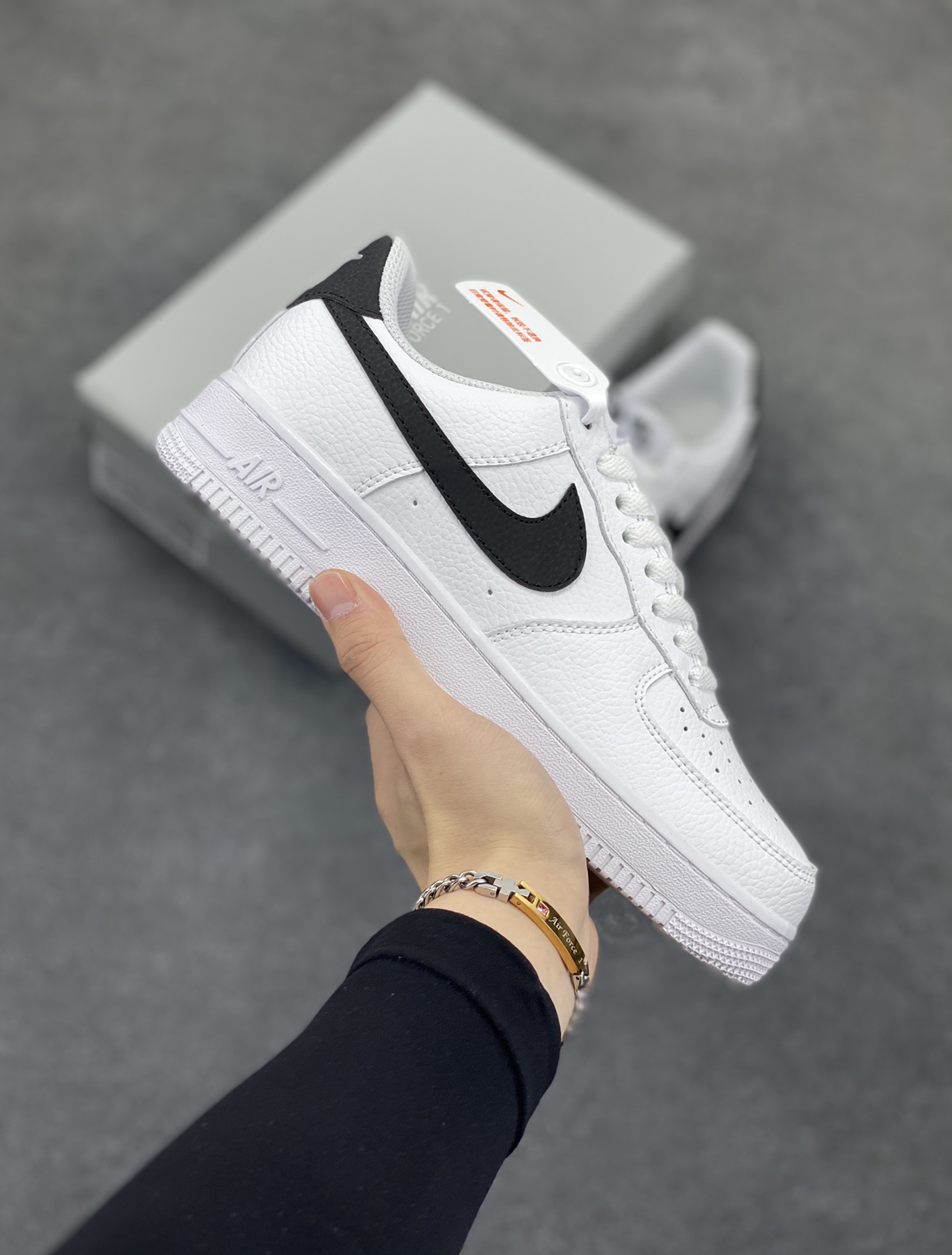 福利特价 Nike Air Force 1 Low 小权志龙白黑 空军一号低帮运动休闲板鞋 原楦头原纸板 打造纯正空军版型 专注外贸渠道 全掌内置蜂窝气垫 原盒配件 原厂中底钢印、拉帮完美 货号：CT2302-100 尺码：36 36.5 37.5 38 38.5 39 40 40.5 41 42 42.5 43 44 44.5 45-选品中心