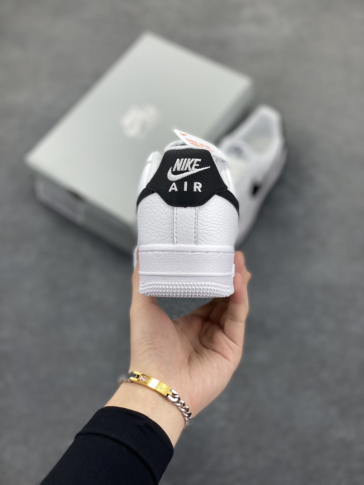 图片[4]-福利特价 Nike Air Force 1 Low 小权志龙白黑 空军一号低帮运动休闲板鞋 原楦头原纸板 打造纯正空军版型 专注外贸渠道 全掌内置蜂窝气垫 原盒配件 原厂中底钢印、拉帮完美 货号：CT2302-100 尺码：36 36.5 37.5 38 38.5 39 40 40.5 41 42 42.5 43 44 44.5 45-选品中心