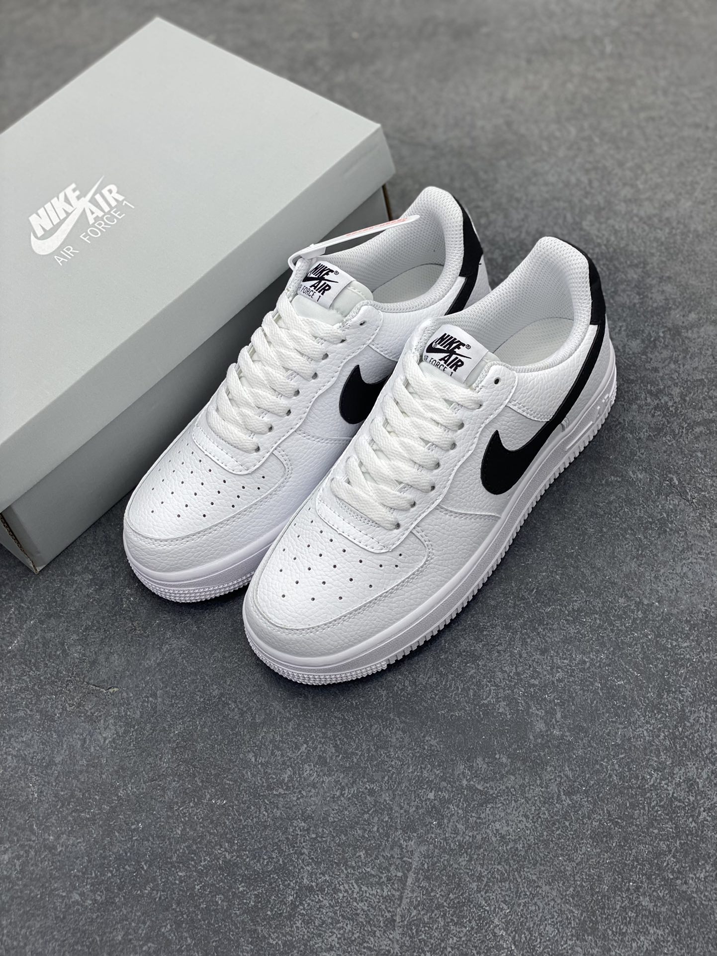 图片[8]-福利特价 Nike Air Force 1 Low 小权志龙白黑 空军一号低帮运动休闲板鞋 原楦头原纸板 打造纯正空军版型 专注外贸渠道 全掌内置蜂窝气垫 原盒配件 原厂中底钢印、拉帮完美 货号：CT2302-100 尺码：36 36.5 37.5 38 38.5 39 40 40.5 41 42 42.5 43 44 44.5 45-选品中心