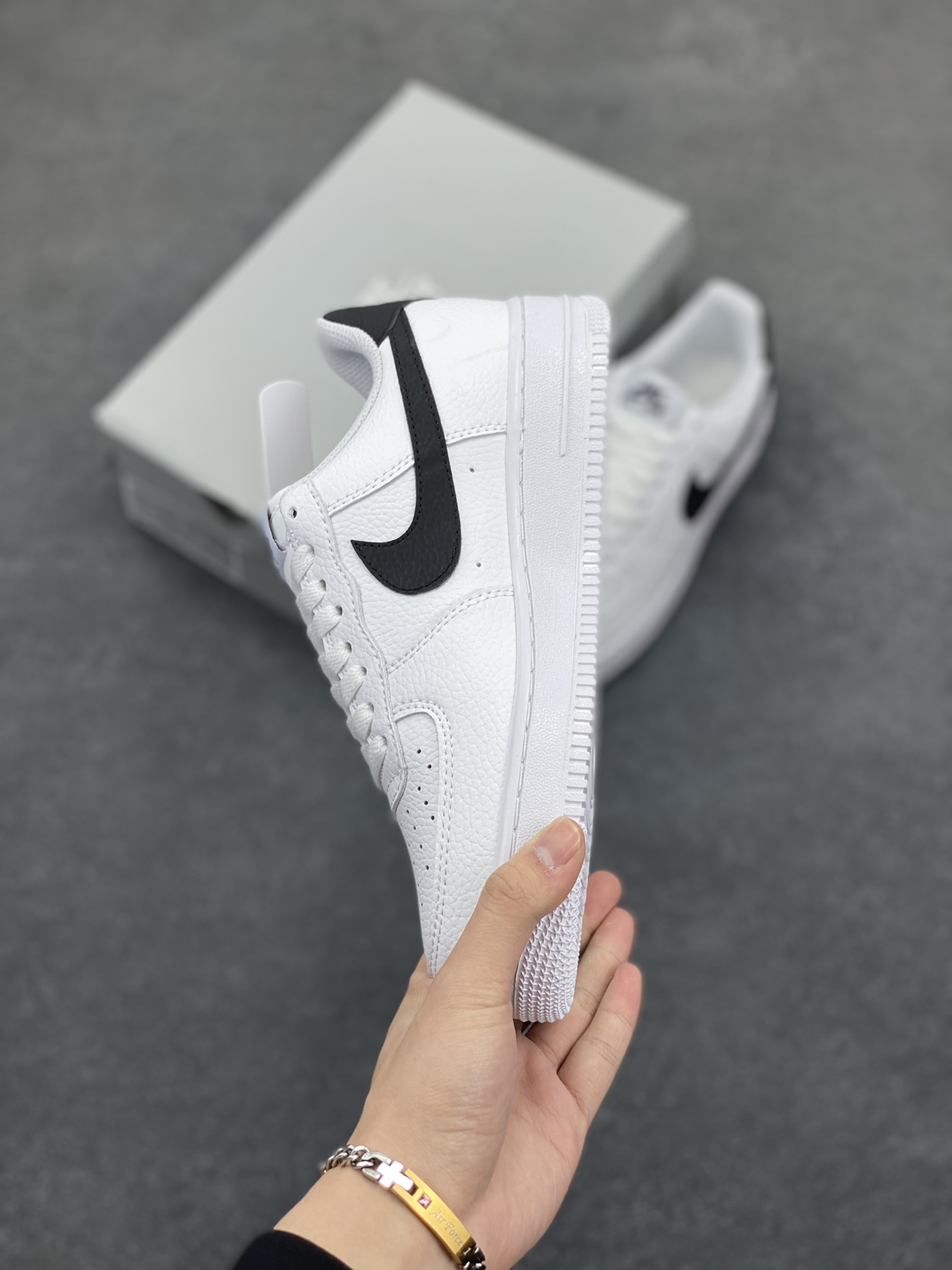 图片[3]-福利特价 Nike Air Force 1 Low 小权志龙白黑 空军一号低帮运动休闲板鞋 原楦头原纸板 打造纯正空军版型 专注外贸渠道 全掌内置蜂窝气垫 原盒配件 原厂中底钢印、拉帮完美 货号：CT2302-100 尺码：36 36.5 37.5 38 38.5 39 40 40.5 41 42 42.5 43 44 44.5 45-选品中心