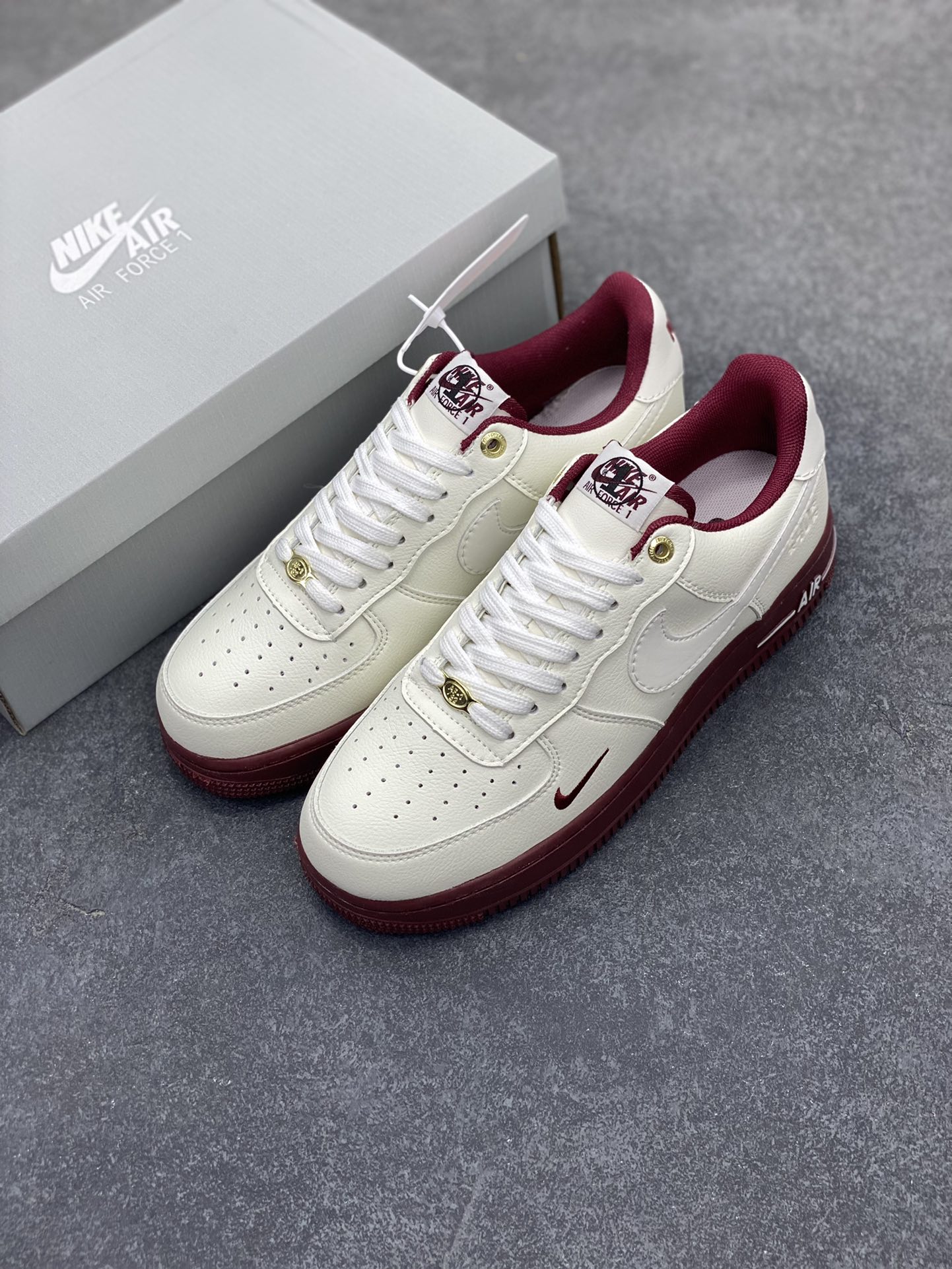 图片[8]-福利特价 Nike Air Force 1 Low 40周年米白红 空军一号低帮运动休闲板鞋 原楦头原纸板 打造纯正空军版型 专注外贸渠道 全掌内置蜂窝气垫 原盒配件 原厂中底钢印、拉帮完美 货号：DQ7582-100 尺码：36 36.5 37.5 38 38.5 39 40 40.5 41 42 42.5 43 44 44.5 45-选品中心