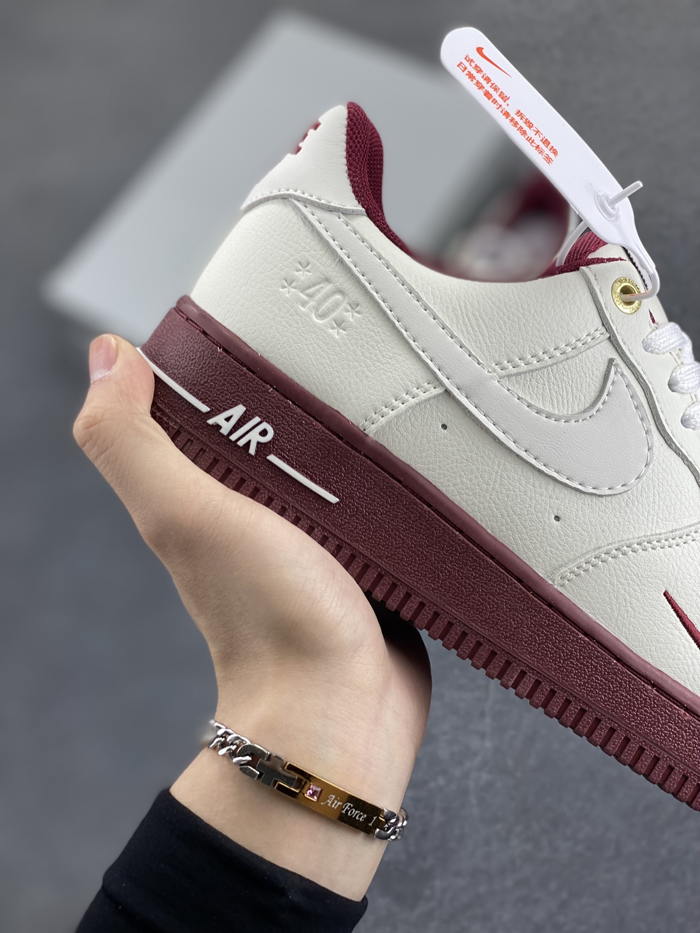 图片[6]-福利特价 Nike Air Force 1 Low 40周年米白红 空军一号低帮运动休闲板鞋 原楦头原纸板 打造纯正空军版型 专注外贸渠道 全掌内置蜂窝气垫 原盒配件 原厂中底钢印、拉帮完美 货号：DQ7582-100 尺码：36 36.5 37.5 38 38.5 39 40 40.5 41 42 42.5 43 44 44.5 45-选品中心