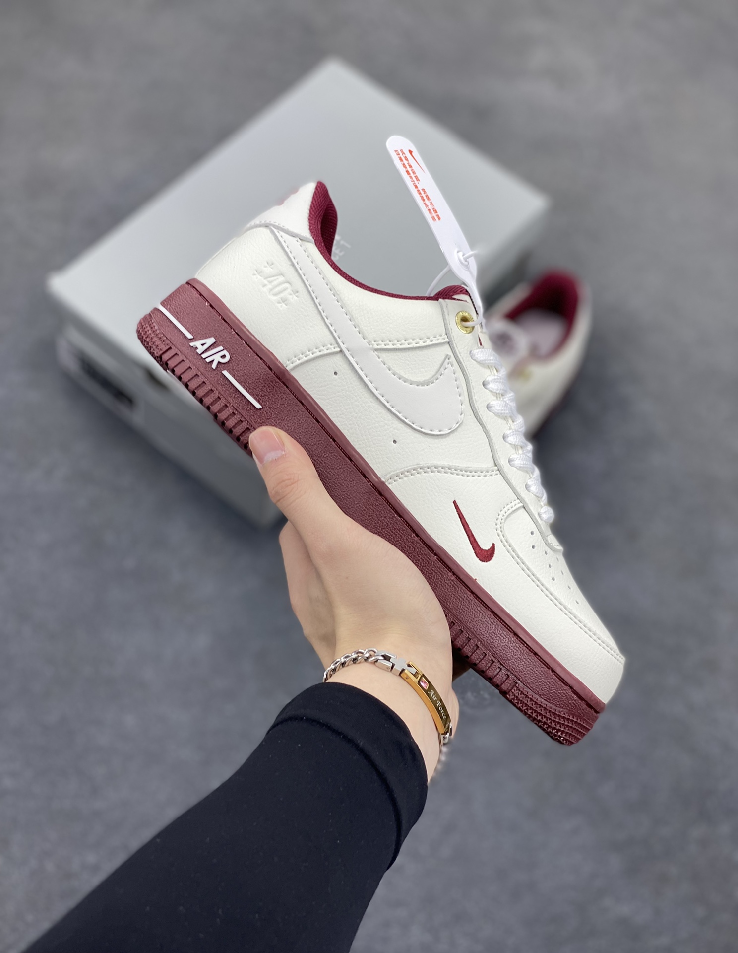 福利特价 Nike Air Force 1 Low 40周年米白红 空军一号低帮运动休闲板鞋 原楦头原纸板 打造纯正空军版型 专注外贸渠道 全掌内置蜂窝气垫 原盒配件 原厂中底钢印、拉帮完美 货号：DQ7582-100 尺码：36 36.5 37.5 38 38.5 39 40 40.5 41 42 42.5 43 44 44.5 45-选品中心