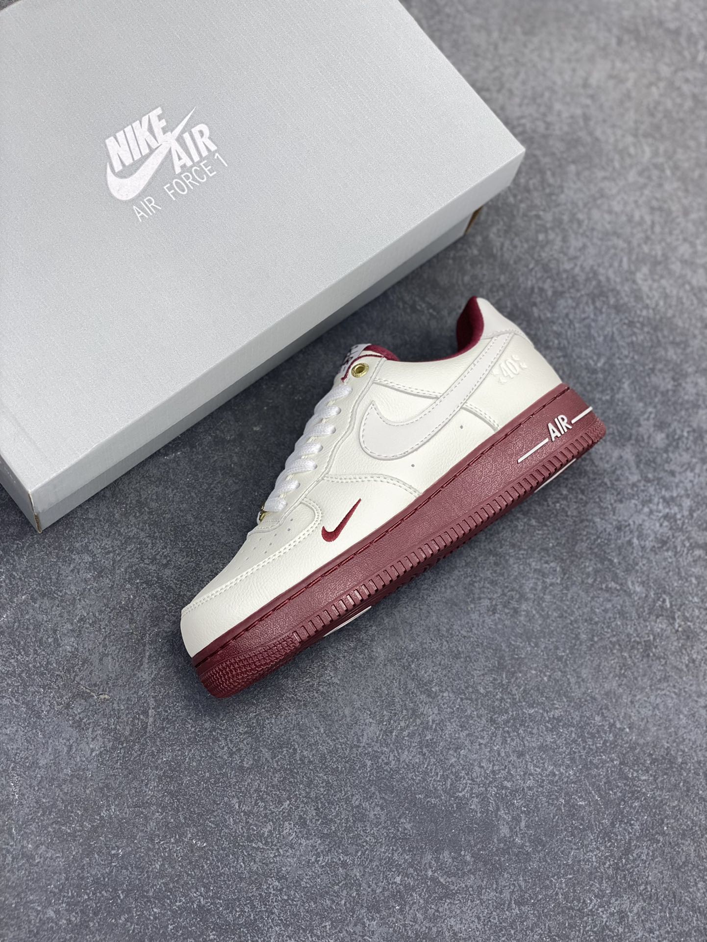 图片[7]-福利特价 Nike Air Force 1 Low 40周年米白红 空军一号低帮运动休闲板鞋 原楦头原纸板 打造纯正空军版型 专注外贸渠道 全掌内置蜂窝气垫 原盒配件 原厂中底钢印、拉帮完美 货号：DQ7582-100 尺码：36 36.5 37.5 38 38.5 39 40 40.5 41 42 42.5 43 44 44.5 45-选品中心