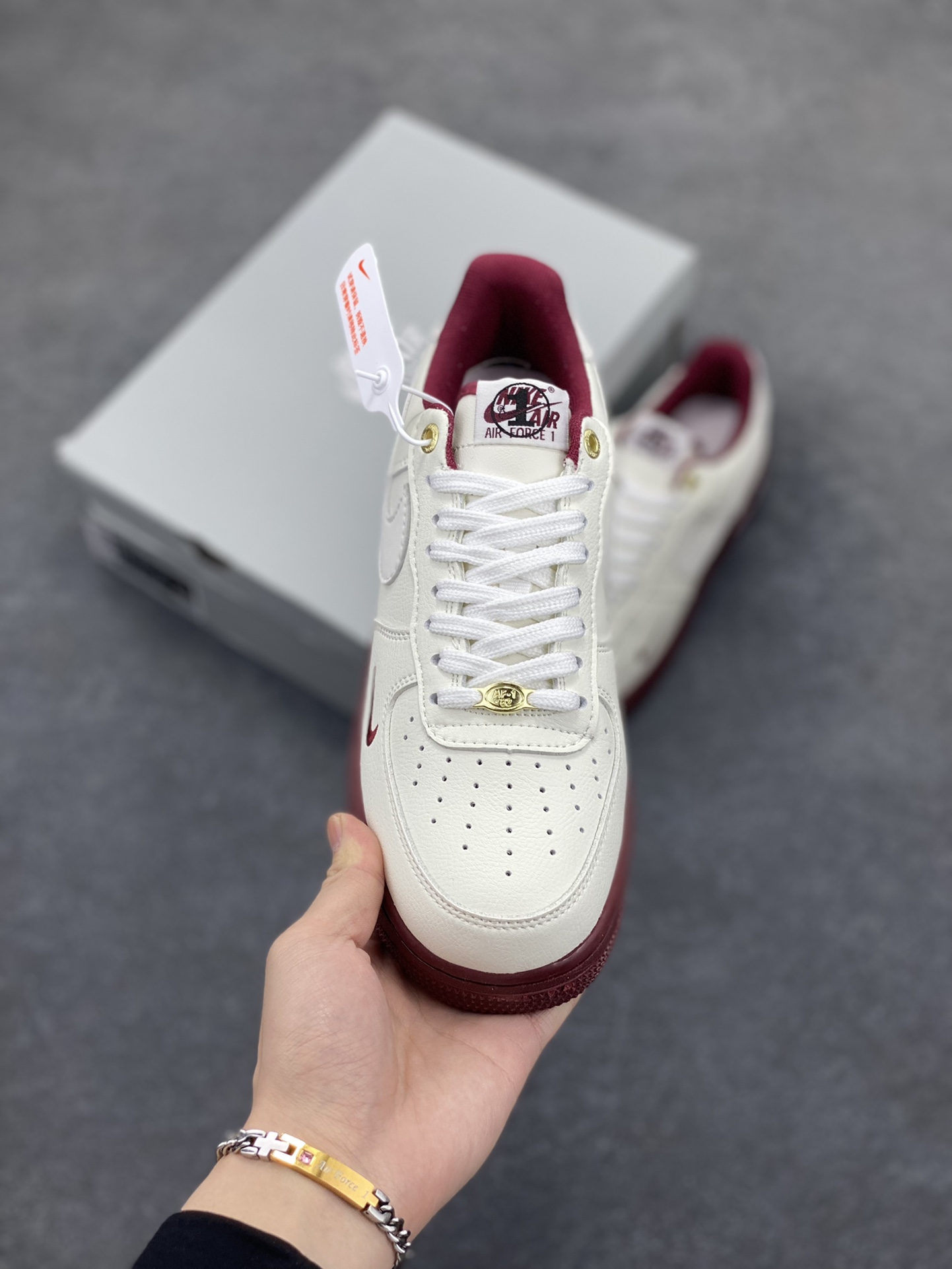 图片[2]-福利特价 Nike Air Force 1 Low 40周年米白红 空军一号低帮运动休闲板鞋 原楦头原纸板 打造纯正空军版型 专注外贸渠道 全掌内置蜂窝气垫 原盒配件 原厂中底钢印、拉帮完美 货号：DQ7582-100 尺码：36 36.5 37.5 38 38.5 39 40 40.5 41 42 42.5 43 44 44.5 45-选品中心