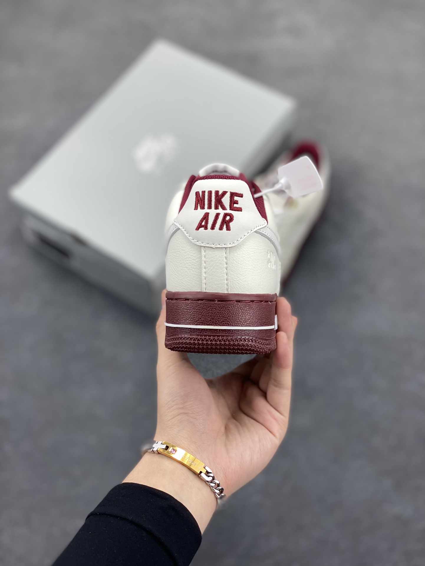 图片[4]-福利特价 Nike Air Force 1 Low 40周年米白红 空军一号低帮运动休闲板鞋 原楦头原纸板 打造纯正空军版型 专注外贸渠道 全掌内置蜂窝气垫 原盒配件 原厂中底钢印、拉帮完美 货号：DQ7582-100 尺码：36 36.5 37.5 38 38.5 39 40 40.5 41 42 42.5 43 44 44.5 45-选品中心