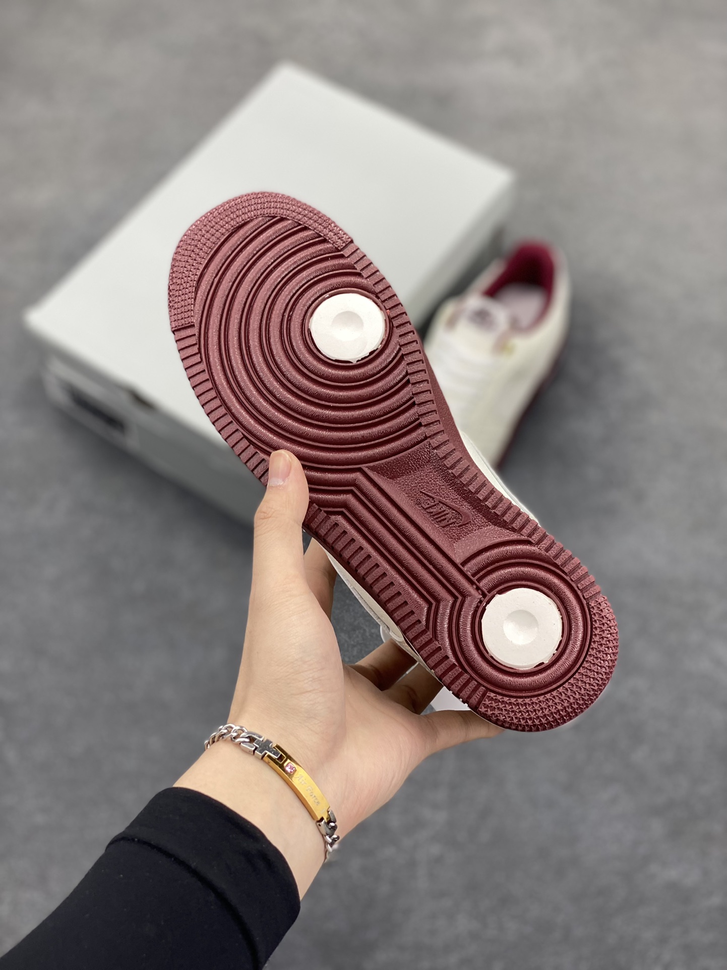 图片[5]-福利特价 Nike Air Force 1 Low 40周年米白红 空军一号低帮运动休闲板鞋 原楦头原纸板 打造纯正空军版型 专注外贸渠道 全掌内置蜂窝气垫 原盒配件 原厂中底钢印、拉帮完美 货号：DQ7582-100 尺码：36 36.5 37.5 38 38.5 39 40 40.5 41 42 42.5 43 44 44.5 45-选品中心