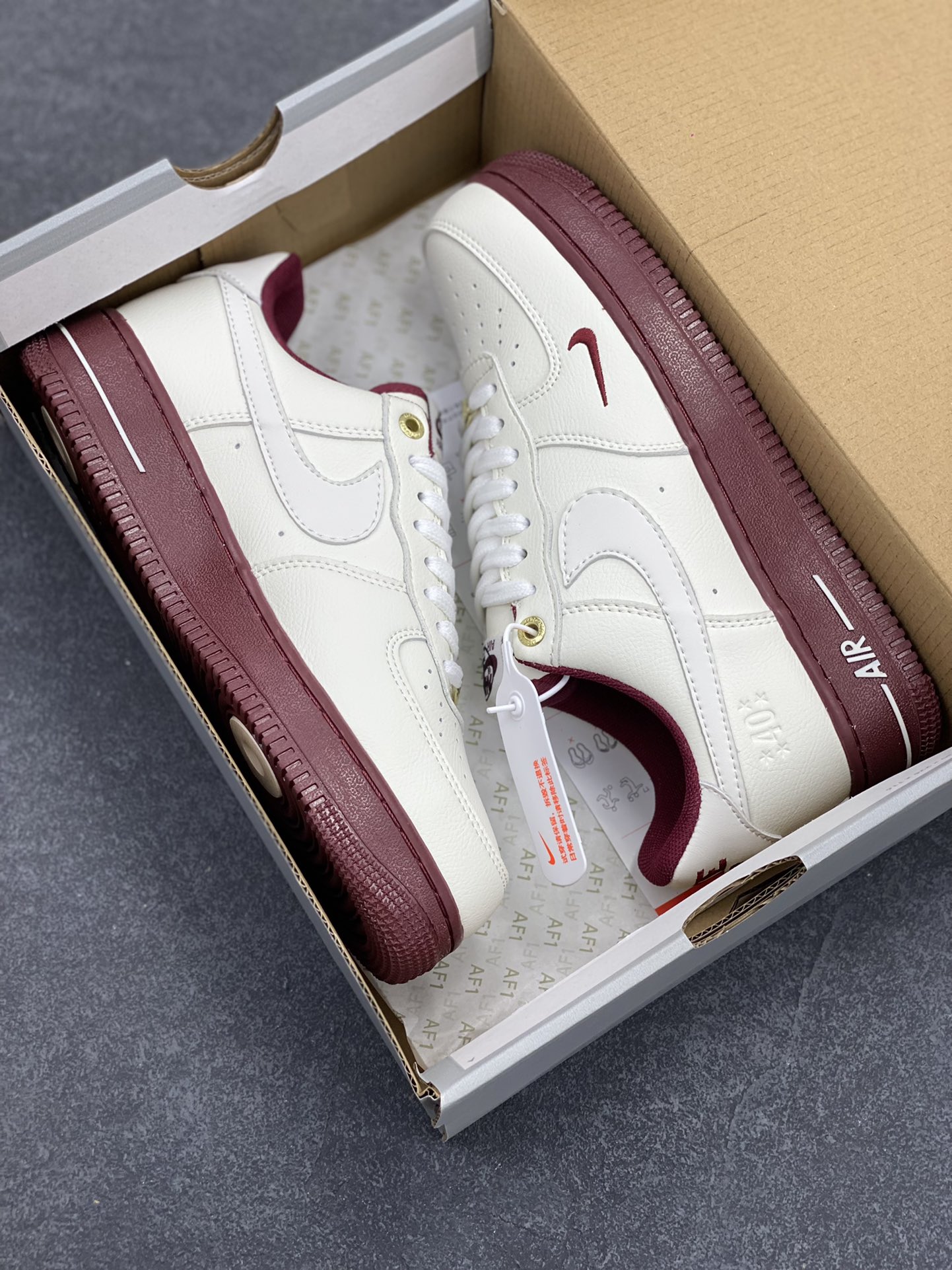 图片[9]-福利特价 Nike Air Force 1 Low 40周年米白红 空军一号低帮运动休闲板鞋 原楦头原纸板 打造纯正空军版型 专注外贸渠道 全掌内置蜂窝气垫 原盒配件 原厂中底钢印、拉帮完美 货号：DQ7582-100 尺码：36 36.5 37.5 38 38.5 39 40 40.5 41 42 42.5 43 44 44.5 45-选品中心