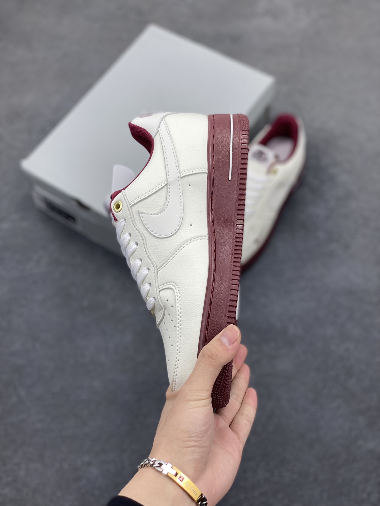 图片[3]-福利特价 Nike Air Force 1 Low 40周年米白红 空军一号低帮运动休闲板鞋 原楦头原纸板 打造纯正空军版型 专注外贸渠道 全掌内置蜂窝气垫 原盒配件 原厂中底钢印、拉帮完美 货号：DQ7582-100 尺码：36 36.5 37.5 38 38.5 39 40 40.5 41 42 42.5 43 44 44.5 45-选品中心