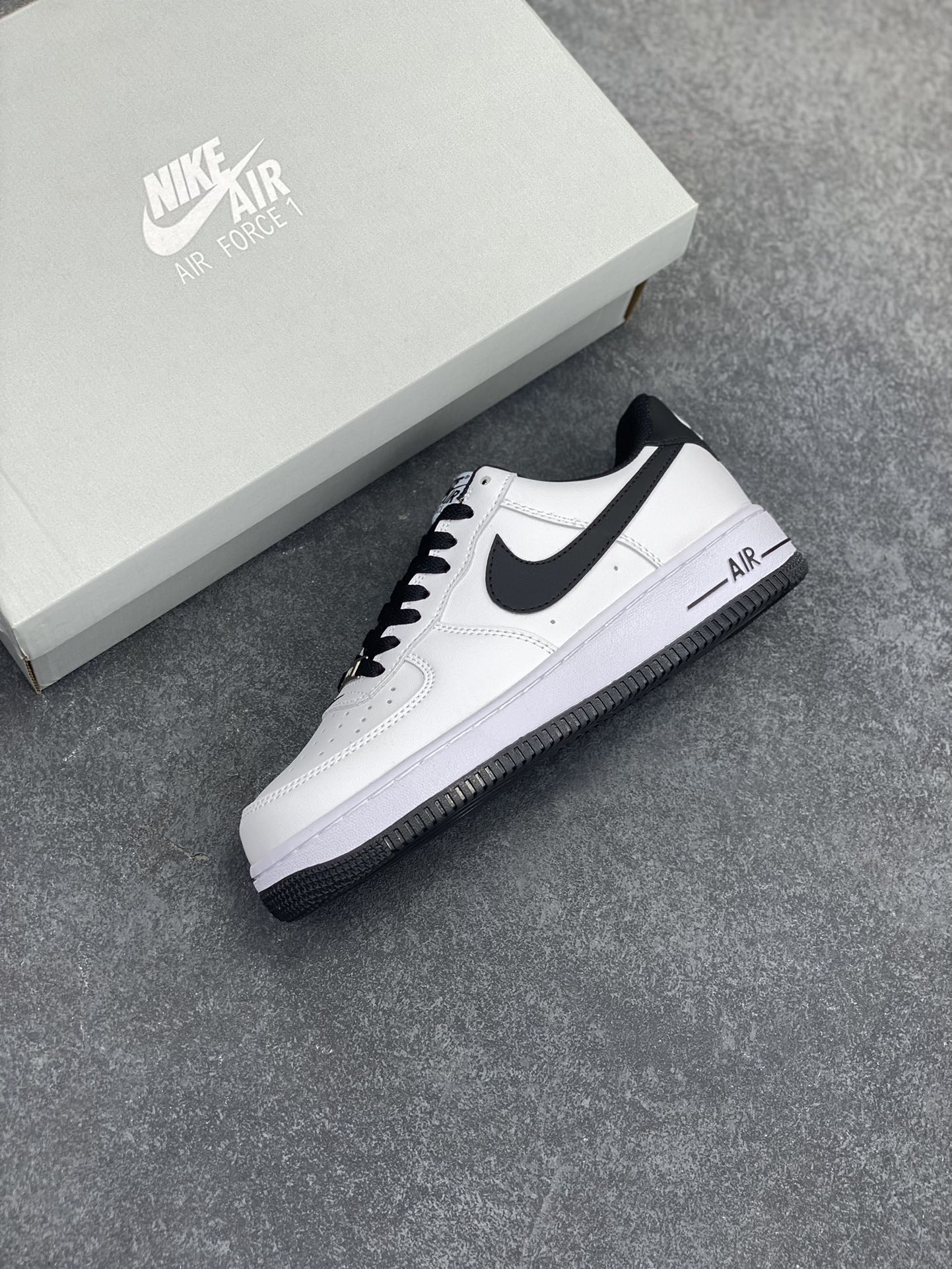 图片[7]-福利特价 Nike Air Force 1 Low 二代白黑 空军一号低帮运动休闲板鞋 原楦头原纸板 打造纯正空军版型 专注外贸渠道 全掌内置蜂窝气垫 原盒配件 原厂中底钢印、拉帮完美 货号：DH7561-102 尺码：36 36.5 37.5 38 38.5 39 40 40.5 41 42 42.5 43 44 44.5 45-选品中心