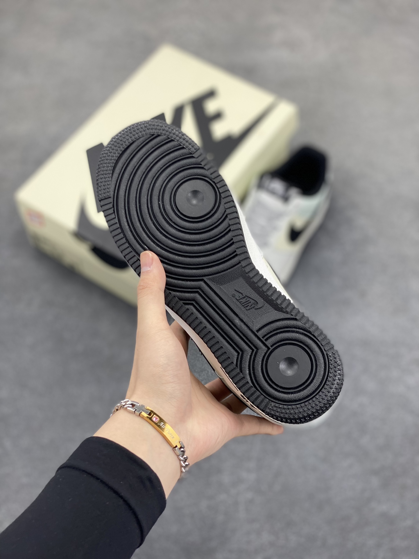 图片[5]-Nike Air Force 1 Low ’07 皇冠 配色 空军一号低帮休闲板鞋 原厂定制皮料 原楦原纸板 纯正版型 正品NFC感应芯片 高清洁度 内置全掌气垫 货号：GY5696-779 尺码：36 36.5 37.5 38 38.5 39 40 40.5 41 42 42.5 43 44 44.5 45-选品中心