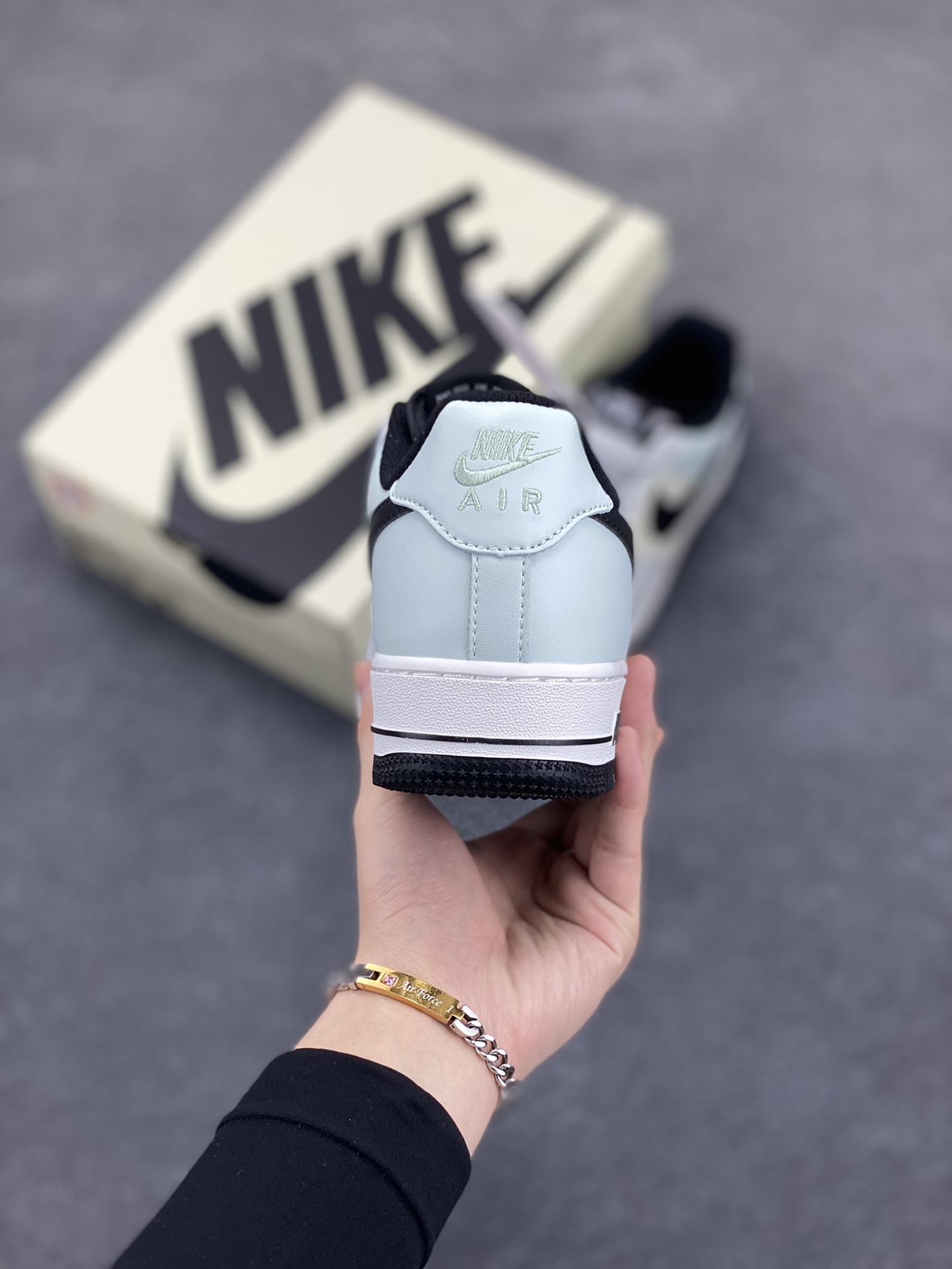 图片[4]-Nike Air Force 1 Low ’07 皇冠 配色 空军一号低帮休闲板鞋 原厂定制皮料 原楦原纸板 纯正版型 正品NFC感应芯片 高清洁度 内置全掌气垫 货号：GY5696-779 尺码：36 36.5 37.5 38 38.5 39 40 40.5 41 42 42.5 43 44 44.5 45-选品中心