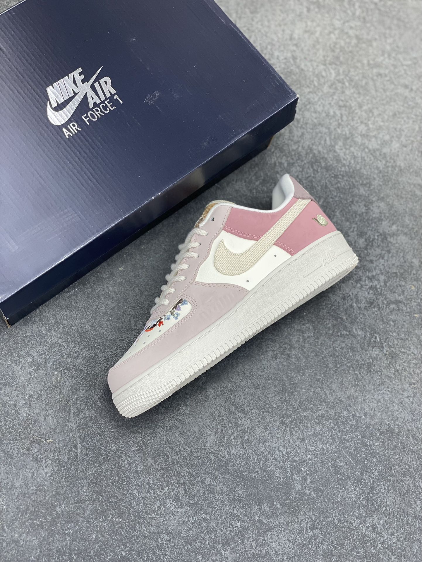 图片[7]-Nike Air Force 1 Low 粉白 空军一号低帮运动休闲板鞋 原楦头原纸板 打造纯正空军版型 专注外贸渠道 全掌内置蜂窝气垫 原盒配件 原厂中底钢印、拉帮完美 货号：IB8874-111 尺码：36 36.5 37.5 38 38.5 39 40 40.5 41 42 42.5 43 44 44.5 45-选品中心