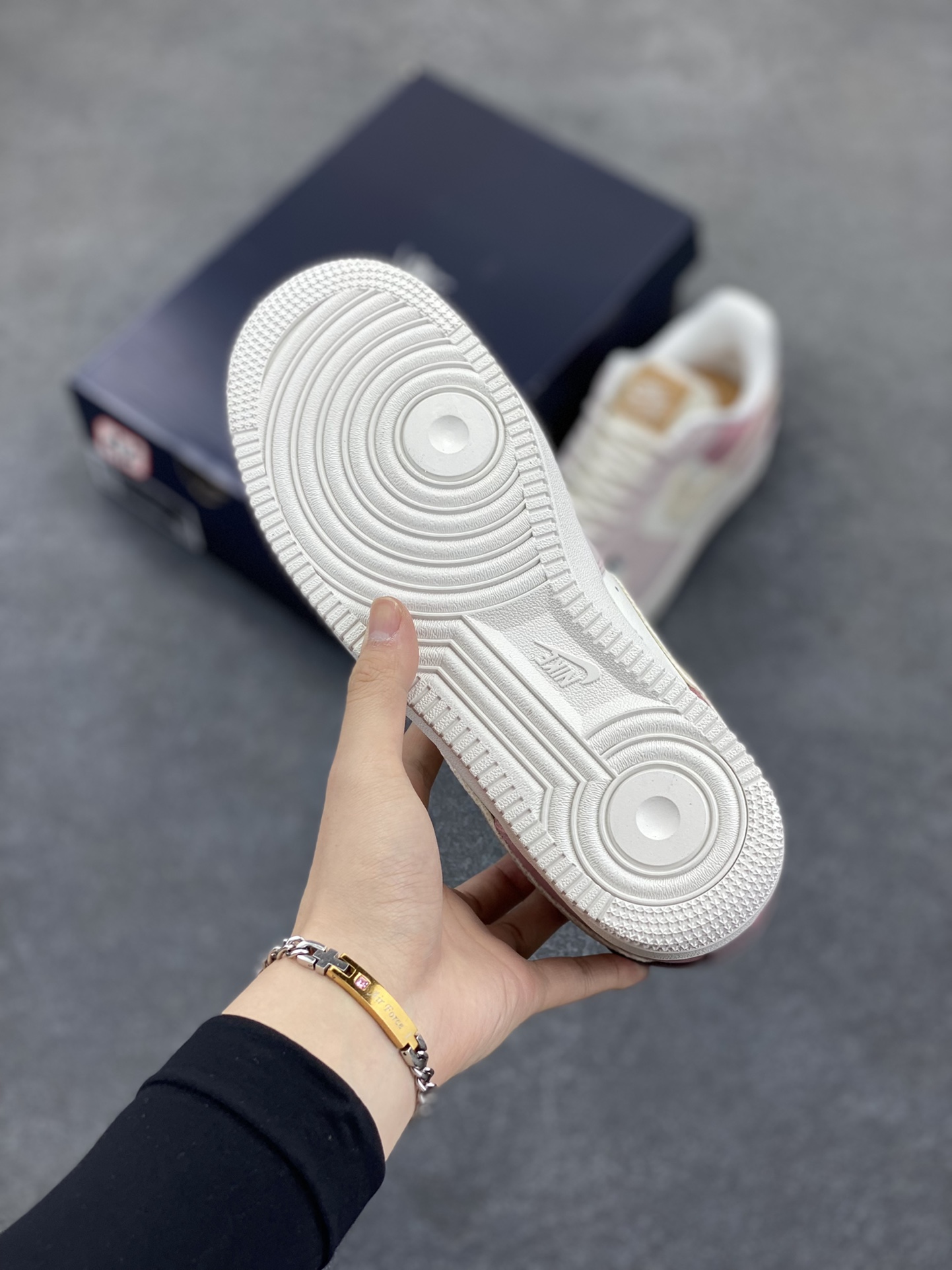图片[5]-Nike Air Force 1 Low 粉白 空军一号低帮运动休闲板鞋 原楦头原纸板 打造纯正空军版型 专注外贸渠道 全掌内置蜂窝气垫 原盒配件 原厂中底钢印、拉帮完美 货号：IB8874-111 尺码：36 36.5 37.5 38 38.5 39 40 40.5 41 42 42.5 43 44 44.5 45-选品中心