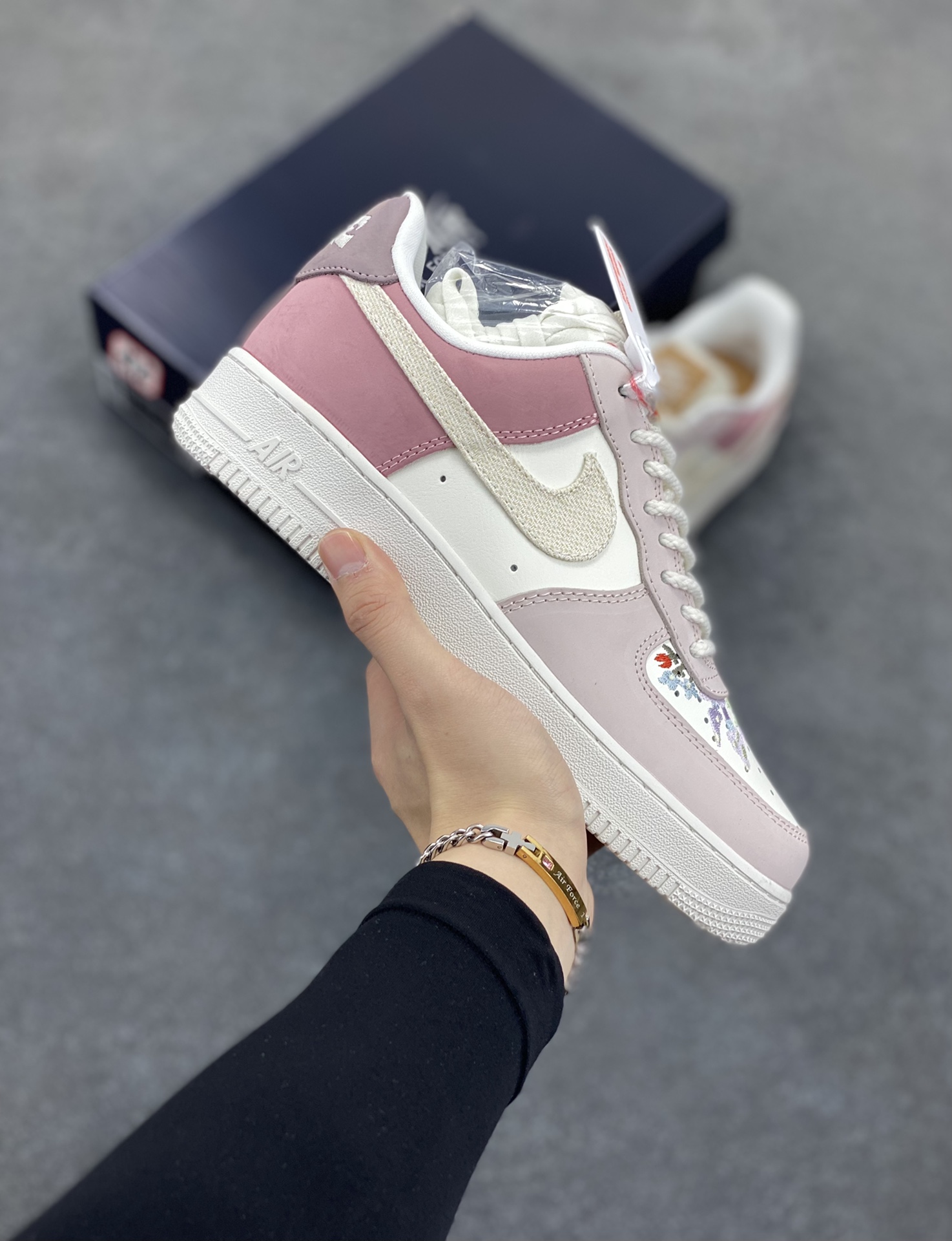 Nike Air Force 1 Low 粉白 空军一号低帮运动休闲板鞋 原楦头原纸板 打造纯正空军版型 专注外贸渠道 全掌内置蜂窝气垫 原盒配件 原厂中底钢印、拉帮完美 货号：IB8874-111 尺码：36 36.5 37.5 38 38.5 39 40 40.5 41 42 42.5 43 44 44.5 45-选品中心