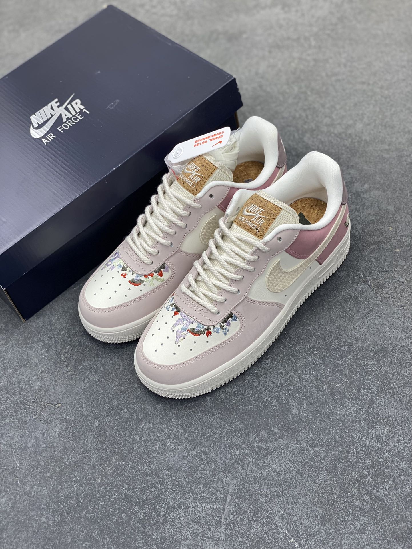 图片[8]-Nike Air Force 1 Low 粉白 空军一号低帮运动休闲板鞋 原楦头原纸板 打造纯正空军版型 专注外贸渠道 全掌内置蜂窝气垫 原盒配件 原厂中底钢印、拉帮完美 货号：IB8874-111 尺码：36 36.5 37.5 38 38.5 39 40 40.5 41 42 42.5 43 44 44.5 45-选品中心