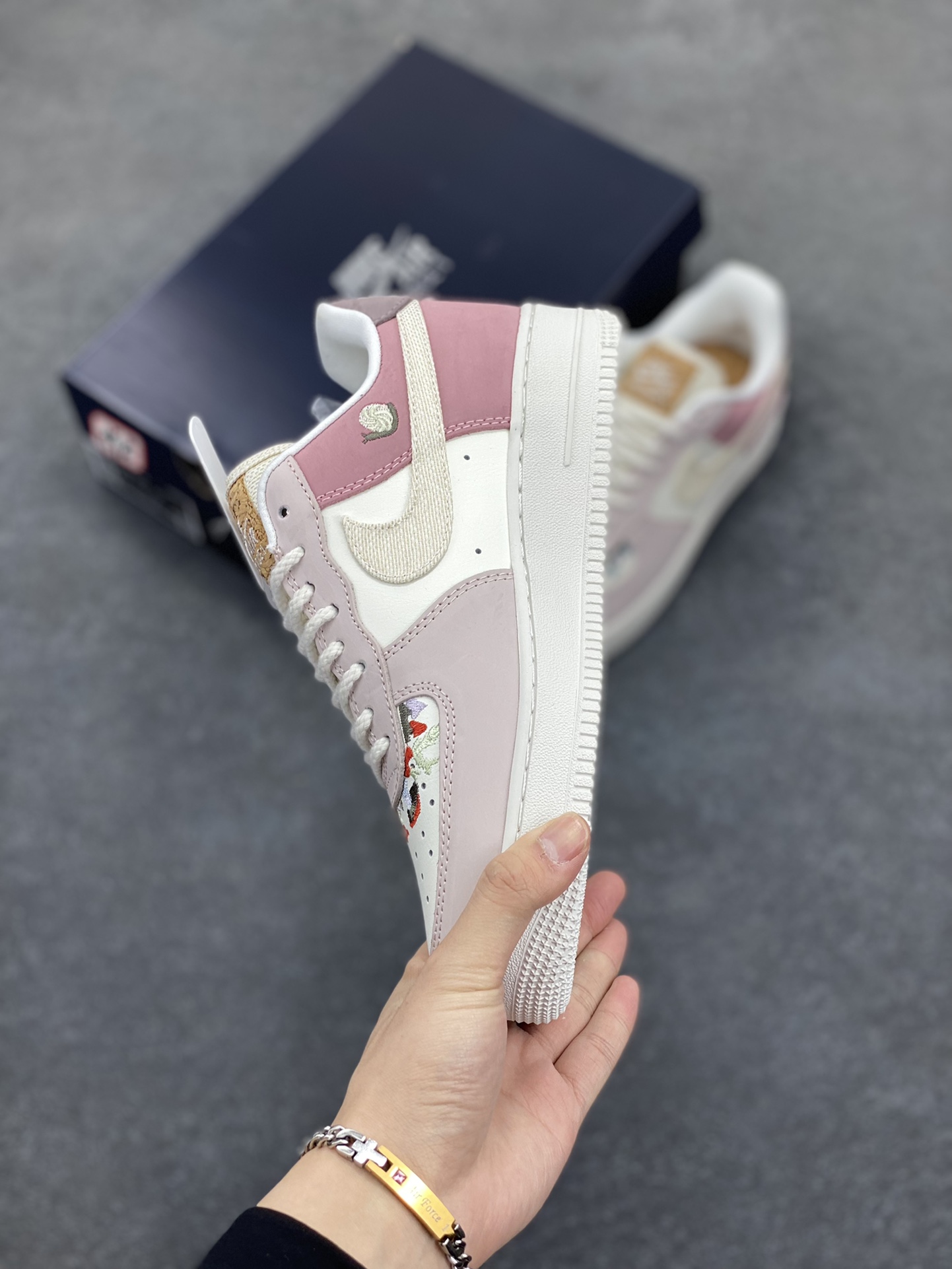 图片[3]-Nike Air Force 1 Low 粉白 空军一号低帮运动休闲板鞋 原楦头原纸板 打造纯正空军版型 专注外贸渠道 全掌内置蜂窝气垫 原盒配件 原厂中底钢印、拉帮完美 货号：IB8874-111 尺码：36 36.5 37.5 38 38.5 39 40 40.5 41 42 42.5 43 44 44.5 45-选品中心