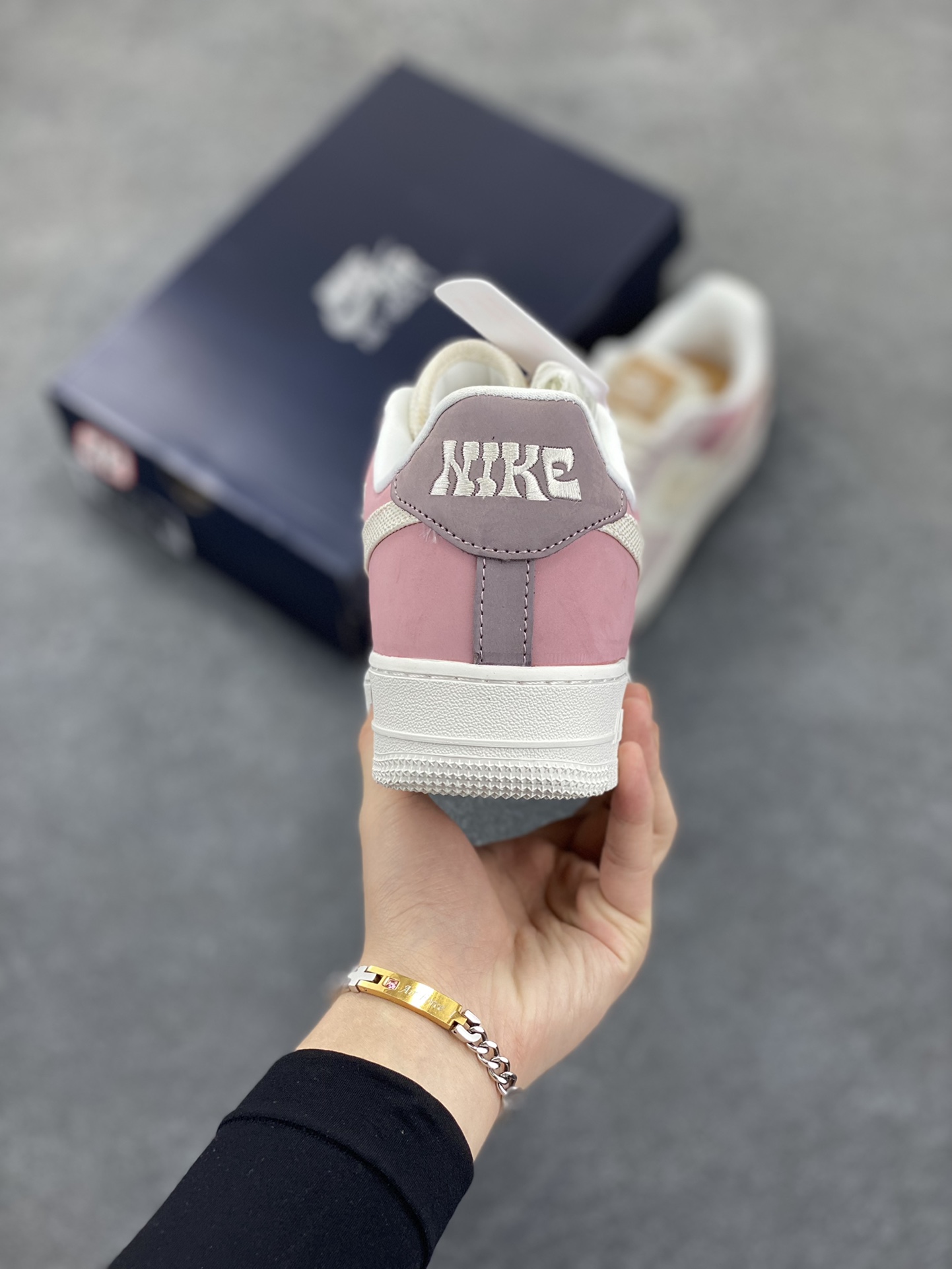 图片[4]-Nike Air Force 1 Low 粉白 空军一号低帮运动休闲板鞋 原楦头原纸板 打造纯正空军版型 专注外贸渠道 全掌内置蜂窝气垫 原盒配件 原厂中底钢印、拉帮完美 货号：IB8874-111 尺码：36 36.5 37.5 38 38.5 39 40 40.5 41 42 42.5 43 44 44.5 45-选品中心