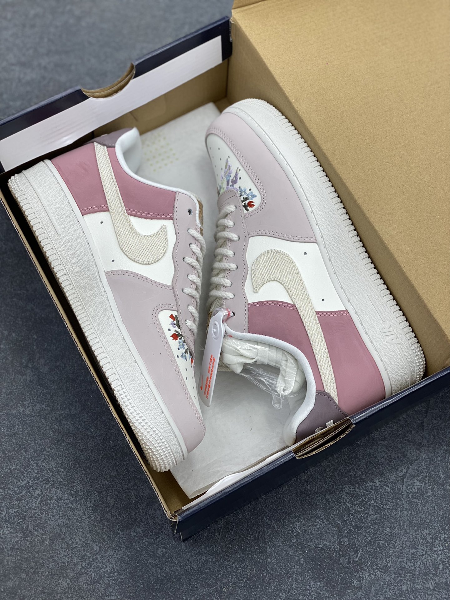 图片[9]-Nike Air Force 1 Low 粉白 空军一号低帮运动休闲板鞋 原楦头原纸板 打造纯正空军版型 专注外贸渠道 全掌内置蜂窝气垫 原盒配件 原厂中底钢印、拉帮完美 货号：IB8874-111 尺码：36 36.5 37.5 38 38.5 39 40 40.5 41 42 42.5 43 44 44.5 45-选品中心