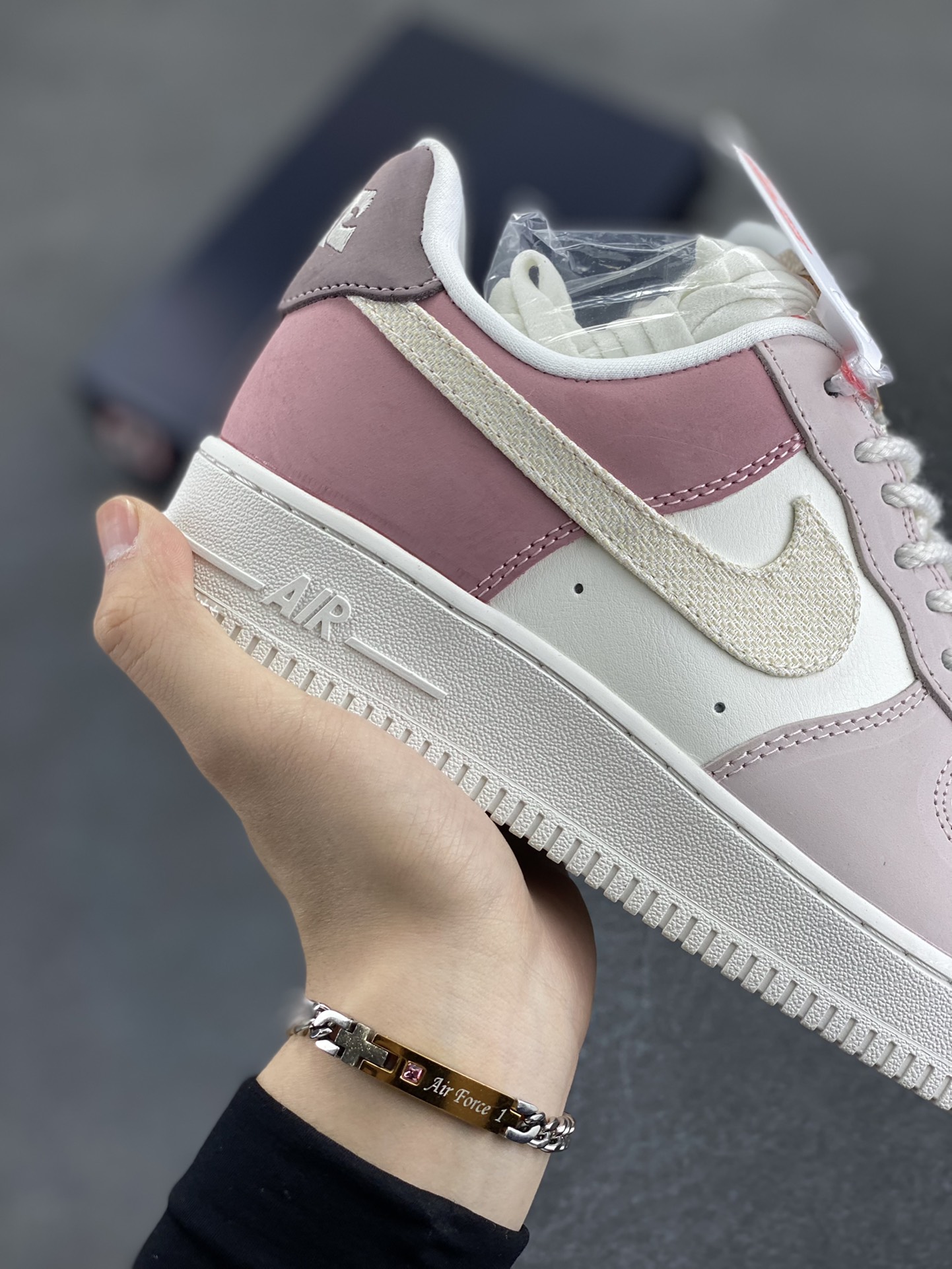 图片[6]-Nike Air Force 1 Low 粉白 空军一号低帮运动休闲板鞋 原楦头原纸板 打造纯正空军版型 专注外贸渠道 全掌内置蜂窝气垫 原盒配件 原厂中底钢印、拉帮完美 货号：IB8874-111 尺码：36 36.5 37.5 38 38.5 39 40 40.5 41 42 42.5 43 44 44.5 45-选品中心