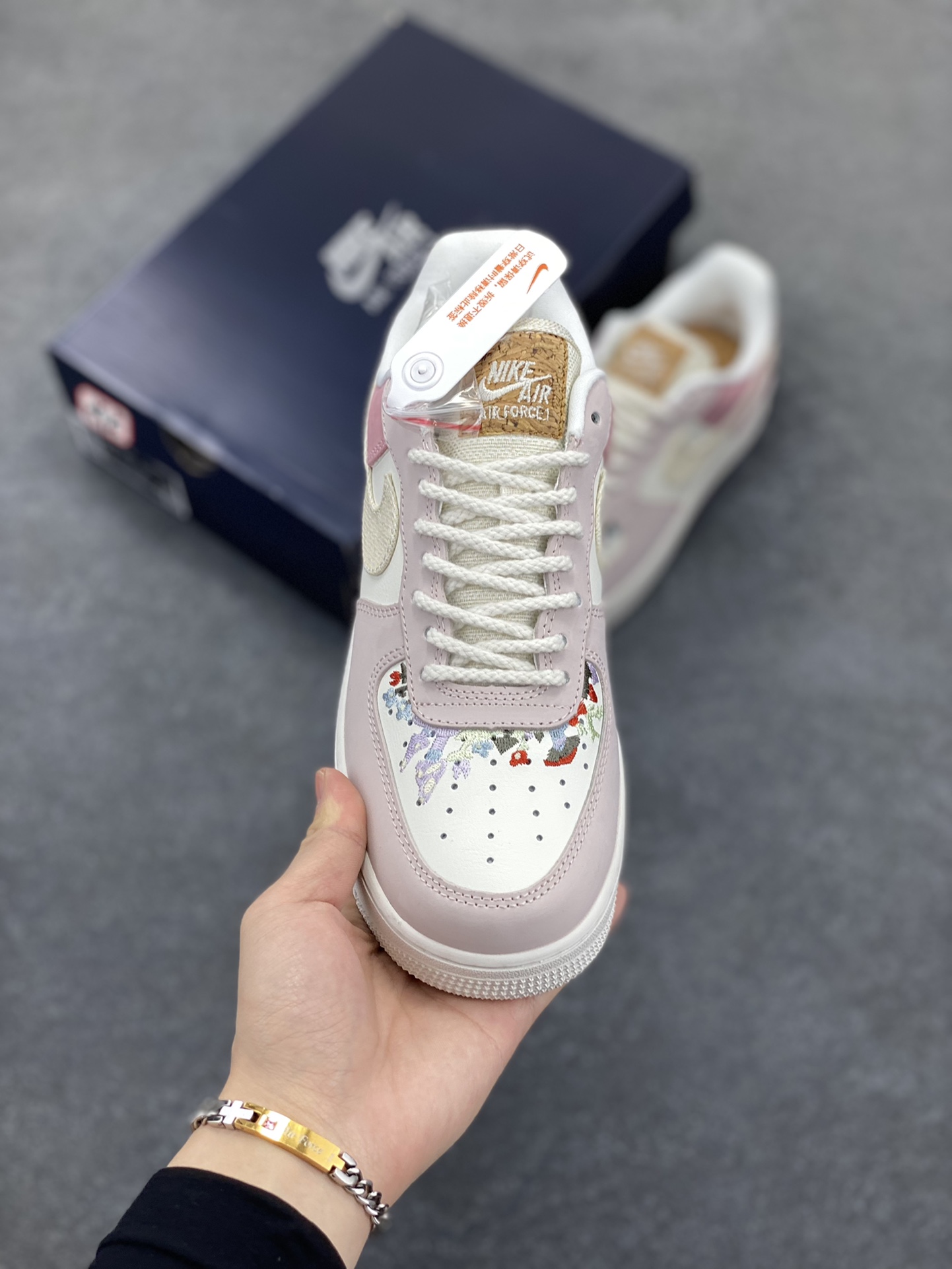 图片[2]-Nike Air Force 1 Low 粉白 空军一号低帮运动休闲板鞋 原楦头原纸板 打造纯正空军版型 专注外贸渠道 全掌内置蜂窝气垫 原盒配件 原厂中底钢印、拉帮完美 货号：IB8874-111 尺码：36 36.5 37.5 38 38.5 39 40 40.5 41 42 42.5 43 44 44.5 45-选品中心