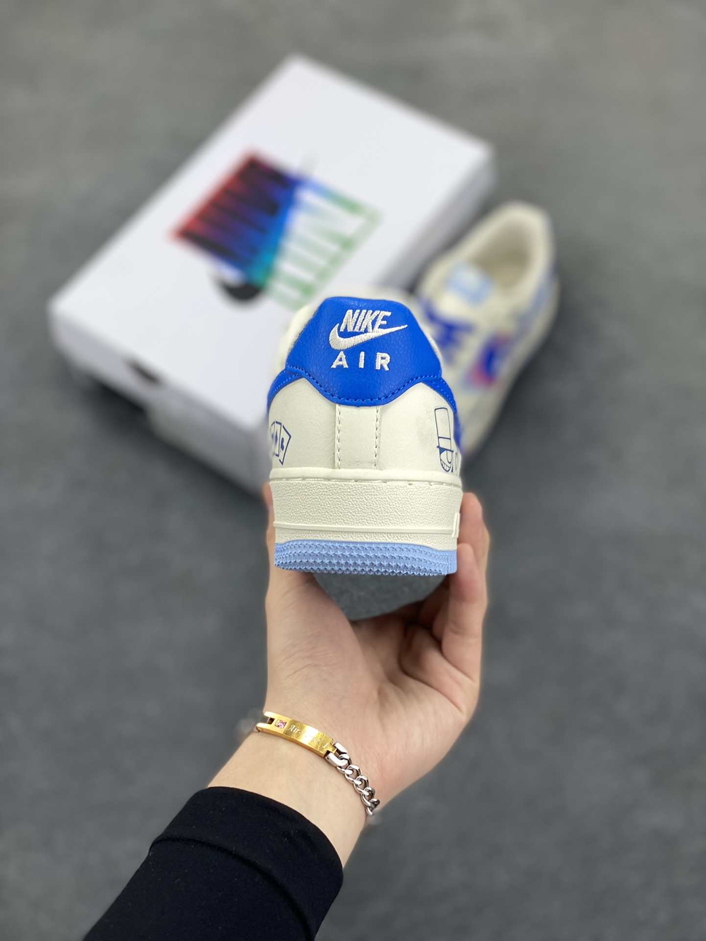 图片[4]-“怪盗基德”Nike Air Force 1 “Kaito Kuroba”#柯南漫画系列 空军一号定制低帮板鞋 在动漫《名侦探柯南》中，怪盗基德，第一代是黑羽盗一，是世界级魔术师，18年前首次以怪盗基德的身份在巴黎开始活动，8年前被神秘组织暗杀。第二代是黑羽快斗，是黑羽盗一的儿子，17岁的高中生，因发现父亲的秘密，为调查父亲死因继承怪盗身份 货号：DB3301-121 尺码：36 36.5 37.5 38 38.5 39 40 40.5 41 42 42.5 43 44 44.5 45-选品中心