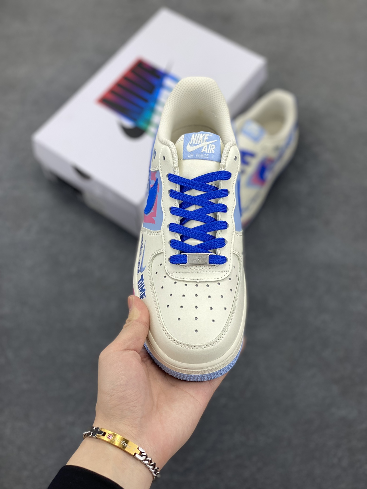 图片[2]-“怪盗基德”Nike Air Force 1 “Kaito Kuroba”#柯南漫画系列 空军一号定制低帮板鞋 在动漫《名侦探柯南》中，怪盗基德，第一代是黑羽盗一，是世界级魔术师，18年前首次以怪盗基德的身份在巴黎开始活动，8年前被神秘组织暗杀。第二代是黑羽快斗，是黑羽盗一的儿子，17岁的高中生，因发现父亲的秘密，为调查父亲死因继承怪盗身份 货号：DB3301-121 尺码：36 36.5 37.5 38 38.5 39 40 40.5 41 42 42.5 43 44 44.5 45-选品中心