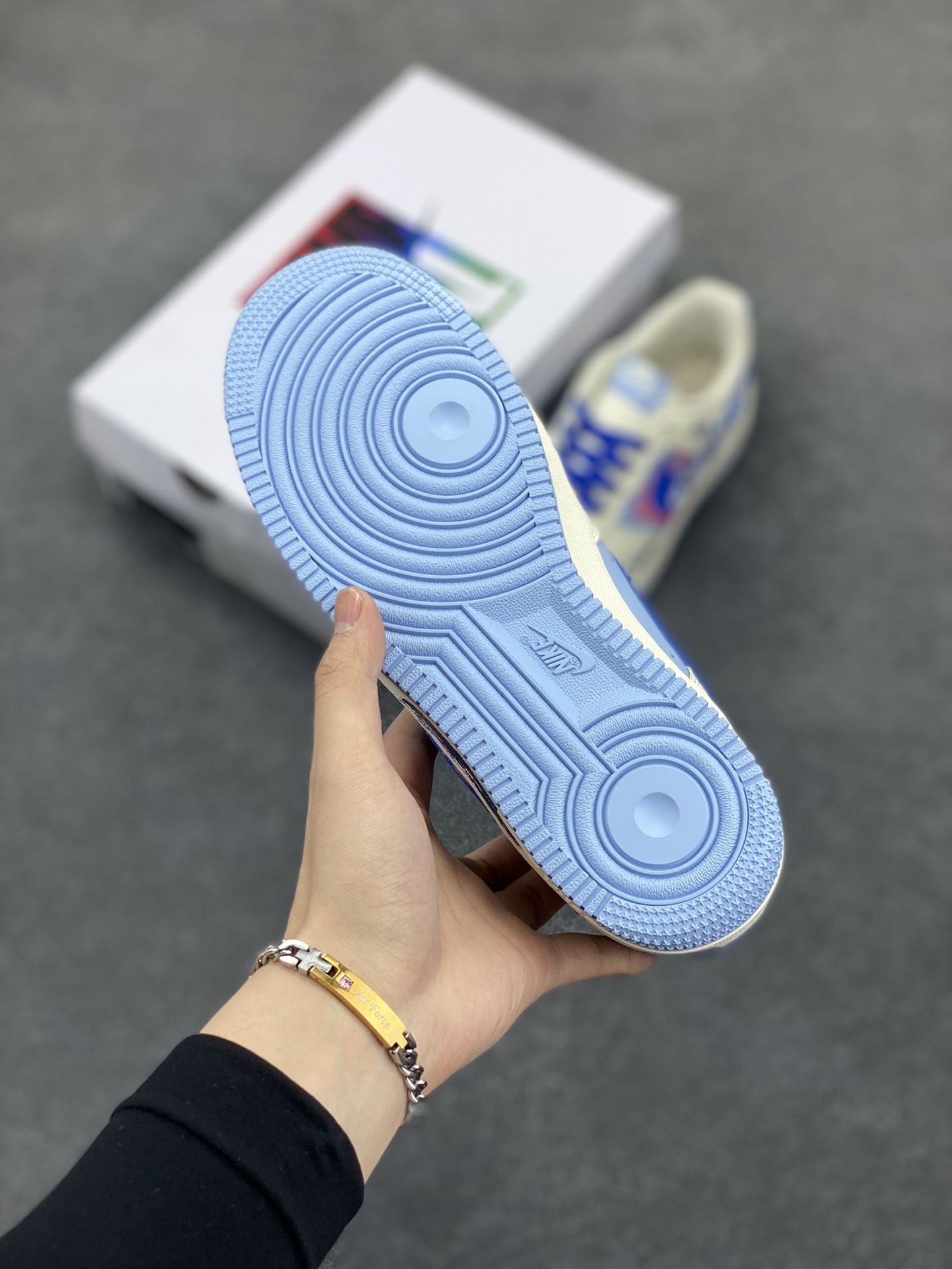 图片[5]-“怪盗基德”Nike Air Force 1 “Kaito Kuroba”#柯南漫画系列 空军一号定制低帮板鞋 在动漫《名侦探柯南》中，怪盗基德，第一代是黑羽盗一，是世界级魔术师，18年前首次以怪盗基德的身份在巴黎开始活动，8年前被神秘组织暗杀。第二代是黑羽快斗，是黑羽盗一的儿子，17岁的高中生，因发现父亲的秘密，为调查父亲死因继承怪盗身份 货号：DB3301-121 尺码：36 36.5 37.5 38 38.5 39 40 40.5 41 42 42.5 43 44 44.5 45-选品中心