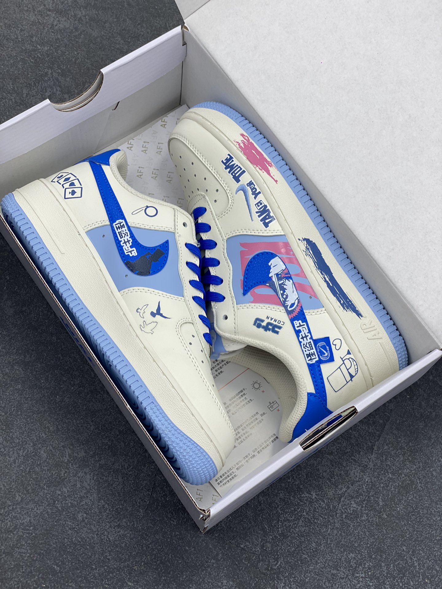 图片[9]-“怪盗基德”Nike Air Force 1 “Kaito Kuroba”#柯南漫画系列 空军一号定制低帮板鞋 在动漫《名侦探柯南》中，怪盗基德，第一代是黑羽盗一，是世界级魔术师，18年前首次以怪盗基德的身份在巴黎开始活动，8年前被神秘组织暗杀。第二代是黑羽快斗，是黑羽盗一的儿子，17岁的高中生，因发现父亲的秘密，为调查父亲死因继承怪盗身份 货号：DB3301-121 尺码：36 36.5 37.5 38 38.5 39 40 40.5 41 42 42.5 43 44 44.5 45-选品中心