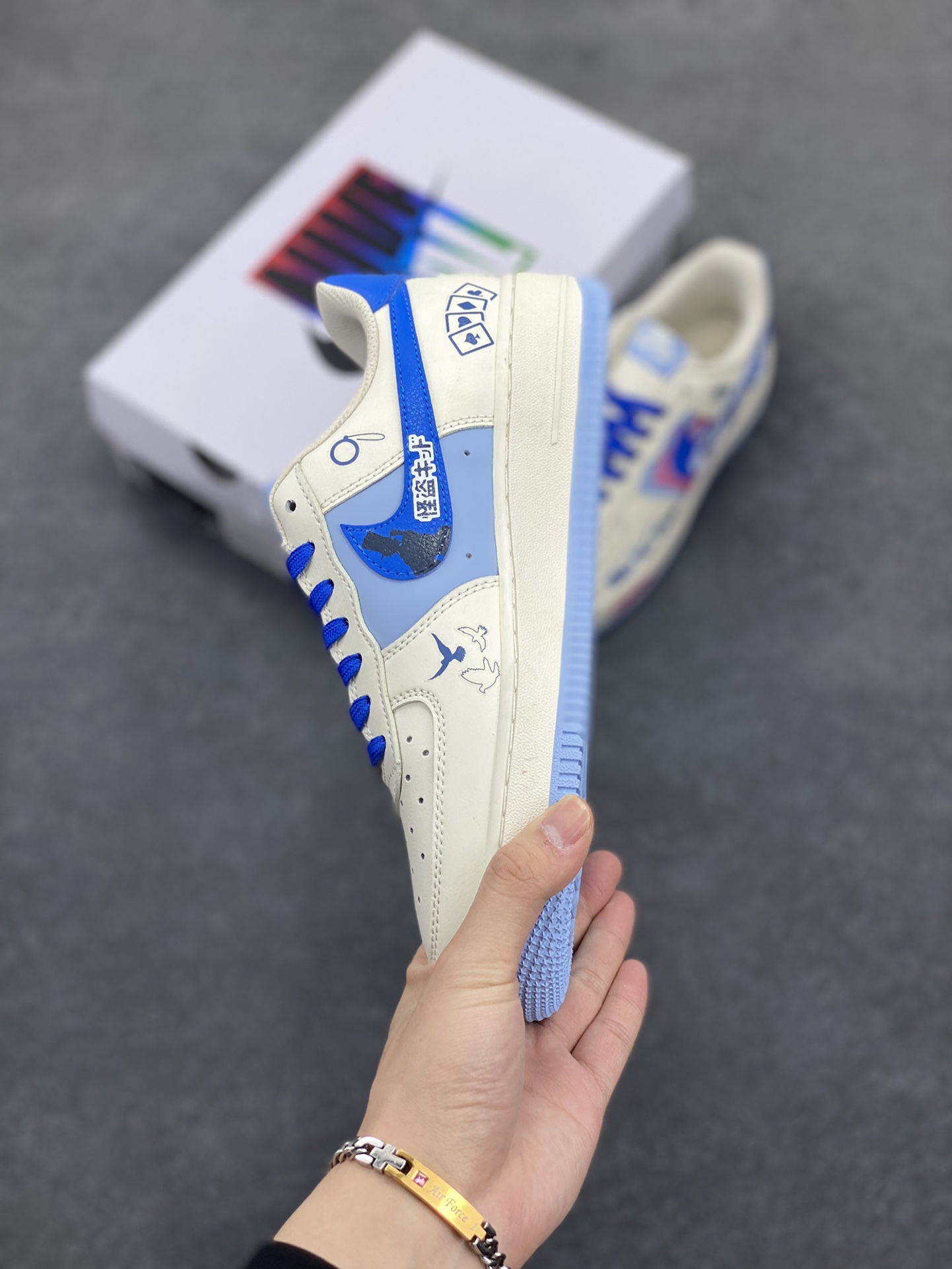 图片[3]-“怪盗基德”Nike Air Force 1 “Kaito Kuroba”#柯南漫画系列 空军一号定制低帮板鞋 在动漫《名侦探柯南》中，怪盗基德，第一代是黑羽盗一，是世界级魔术师，18年前首次以怪盗基德的身份在巴黎开始活动，8年前被神秘组织暗杀。第二代是黑羽快斗，是黑羽盗一的儿子，17岁的高中生，因发现父亲的秘密，为调查父亲死因继承怪盗身份 货号：DB3301-121 尺码：36 36.5 37.5 38 38.5 39 40 40.5 41 42 42.5 43 44 44.5 45-选品中心