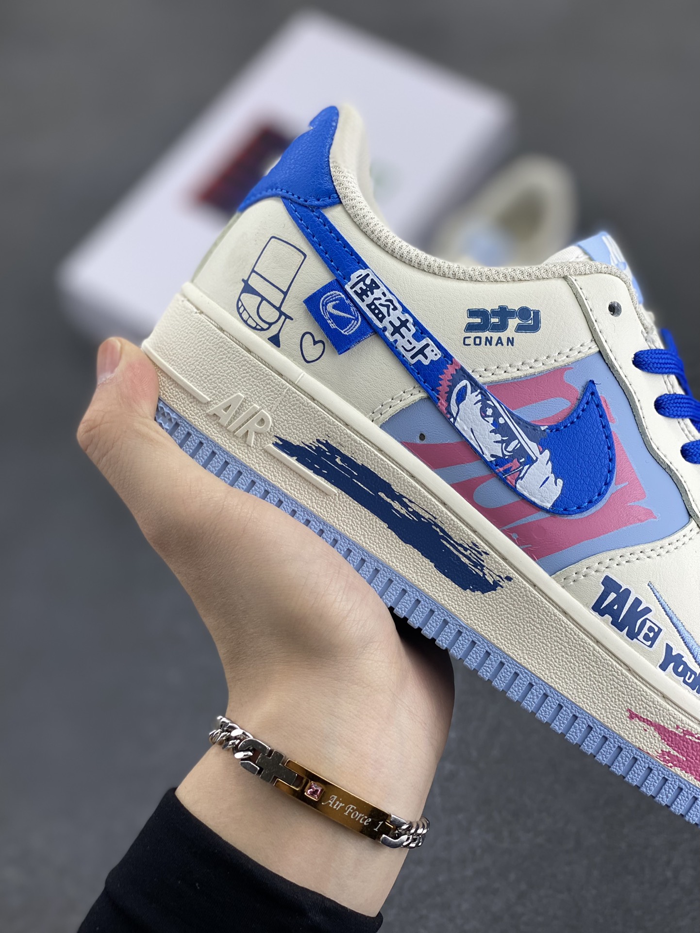 图片[6]-“怪盗基德”Nike Air Force 1 “Kaito Kuroba”#柯南漫画系列 空军一号定制低帮板鞋 在动漫《名侦探柯南》中，怪盗基德，第一代是黑羽盗一，是世界级魔术师，18年前首次以怪盗基德的身份在巴黎开始活动，8年前被神秘组织暗杀。第二代是黑羽快斗，是黑羽盗一的儿子，17岁的高中生，因发现父亲的秘密，为调查父亲死因继承怪盗身份 货号：DB3301-121 尺码：36 36.5 37.5 38 38.5 39 40 40.5 41 42 42.5 43 44 44.5 45-选品中心