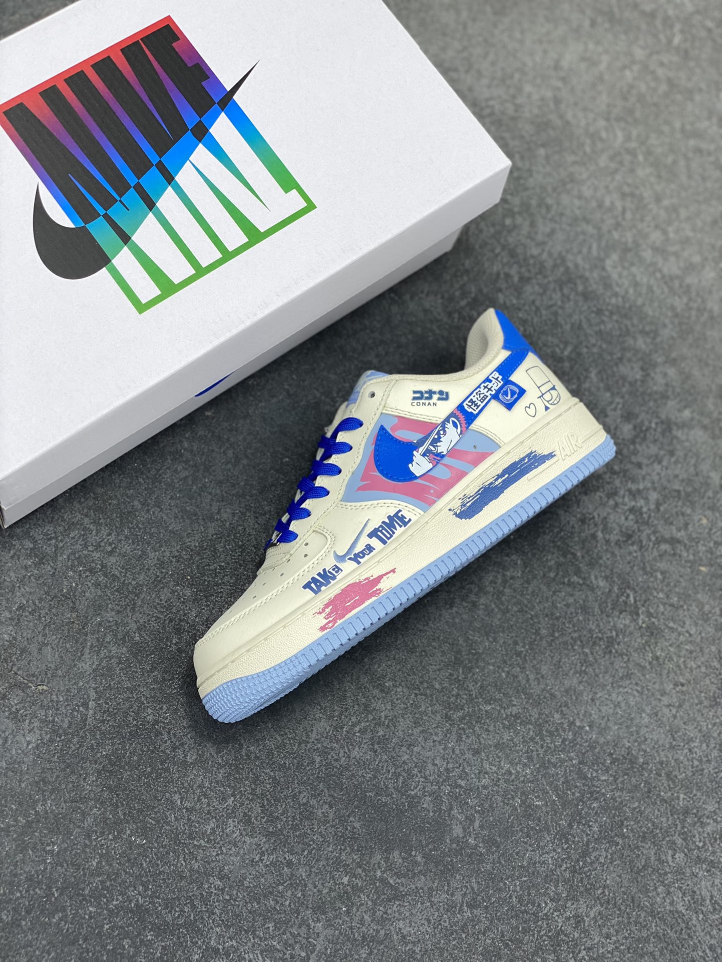 图片[7]-“怪盗基德”Nike Air Force 1 “Kaito Kuroba”#柯南漫画系列 空军一号定制低帮板鞋 在动漫《名侦探柯南》中，怪盗基德，第一代是黑羽盗一，是世界级魔术师，18年前首次以怪盗基德的身份在巴黎开始活动，8年前被神秘组织暗杀。第二代是黑羽快斗，是黑羽盗一的儿子，17岁的高中生，因发现父亲的秘密，为调查父亲死因继承怪盗身份 货号：DB3301-121 尺码：36 36.5 37.5 38 38.5 39 40 40.5 41 42 42.5 43 44 44.5 45-选品中心