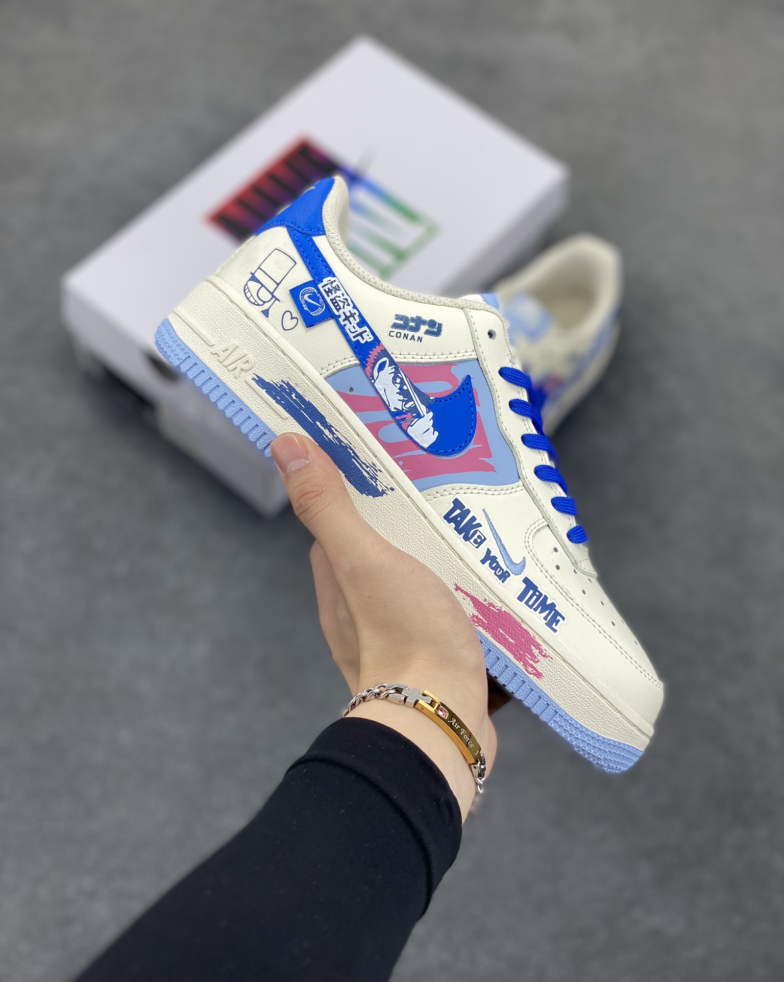 “怪盗基德”Nike Air Force 1 “Kaito Kuroba”#柯南漫画系列 空军一号定制低帮板鞋 在动漫《名侦探柯南》中，怪盗基德，第一代是黑羽盗一，是世界级魔术师，18年前首次以怪盗基德的身份在巴黎开始活动，8年前被神秘组织暗杀。第二代是黑羽快斗，是黑羽盗一的儿子，17岁的高中生，因发现父亲的秘密，为调查父亲死因继承怪盗身份 货号：DB3301-121 尺码：36 36.5 37.5 38 38.5 39 40 40.5 41 42 42.5 43 44 44.5 45-选品中心