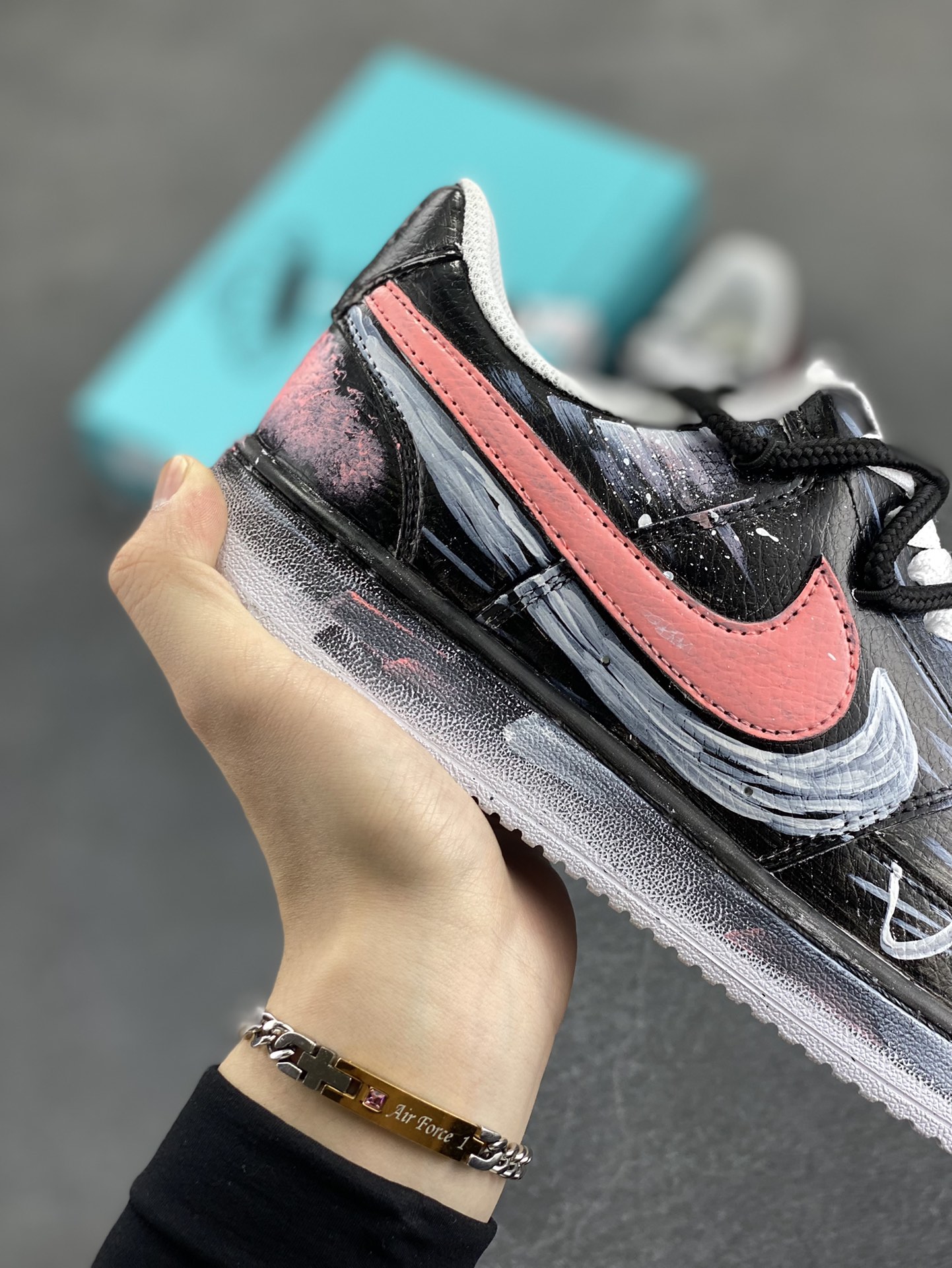 图片[6]-Nike Court Vision 1 Low“病变制造” 手绘涂鸦定制板鞋 把爱情的元素融入病变细胞研究，试图创造出一种特殊的“爱情病变”，让细胞像热恋时的心一样，充满活力又稳定。日夜颠倒，查阅资料、反复试验，调配出各种药剂，注入培养皿，观察细胞的反应。细胞开始呈现出奇妙的变化，它们紧密相连，闪烁着微光，像极了两颗紧紧相依的心 货号：DH2987-212 尺码：36 36.5 37.5 38 38.5 39 40 40.5 41 42 42.5 43 44 44.5 45-选品中心