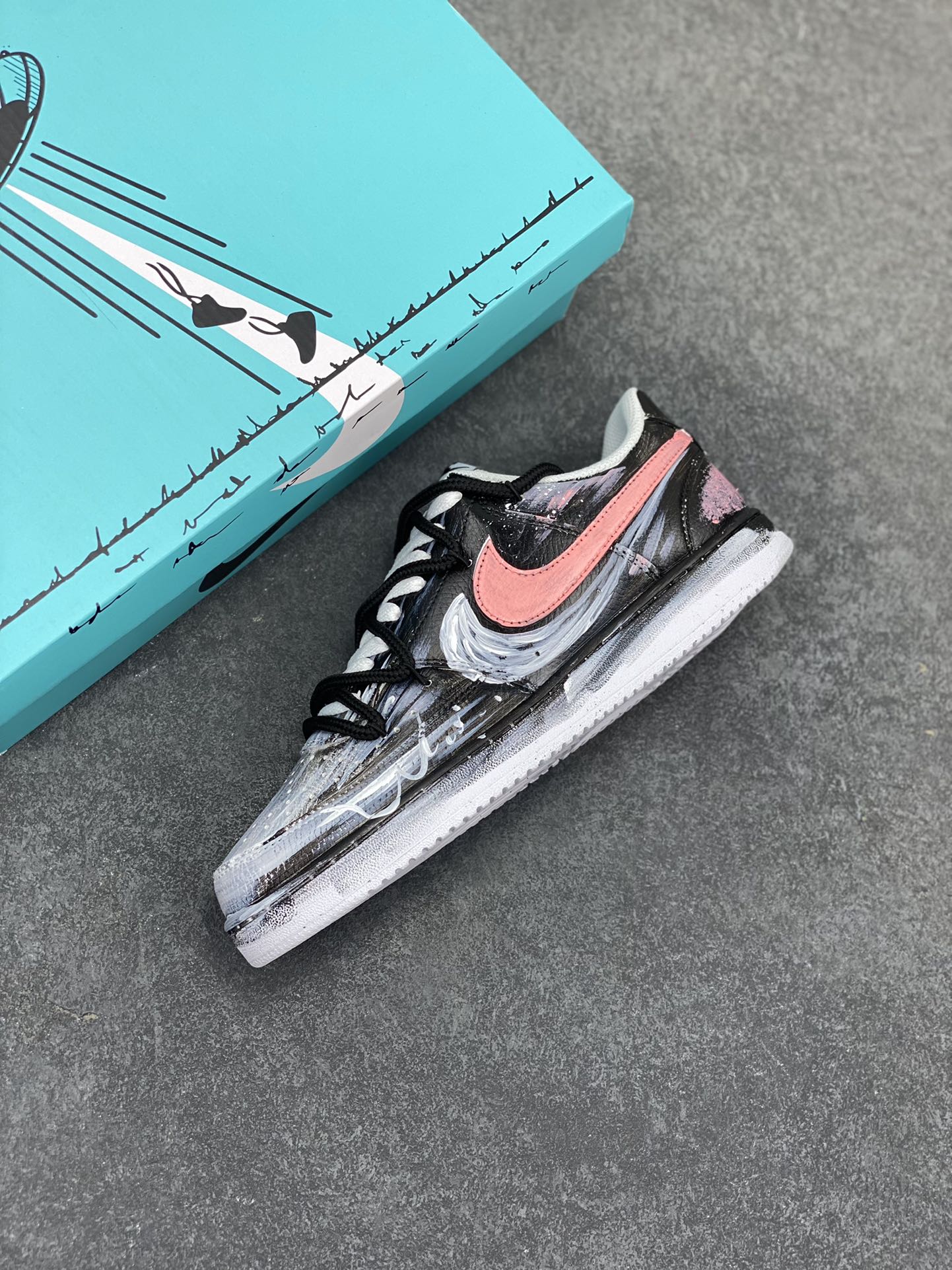 图片[7]-Nike Court Vision 1 Low“病变制造” 手绘涂鸦定制板鞋 把爱情的元素融入病变细胞研究，试图创造出一种特殊的“爱情病变”，让细胞像热恋时的心一样，充满活力又稳定。日夜颠倒，查阅资料、反复试验，调配出各种药剂，注入培养皿，观察细胞的反应。细胞开始呈现出奇妙的变化，它们紧密相连，闪烁着微光，像极了两颗紧紧相依的心 货号：DH2987-212 尺码：36 36.5 37.5 38 38.5 39 40 40.5 41 42 42.5 43 44 44.5 45-选品中心