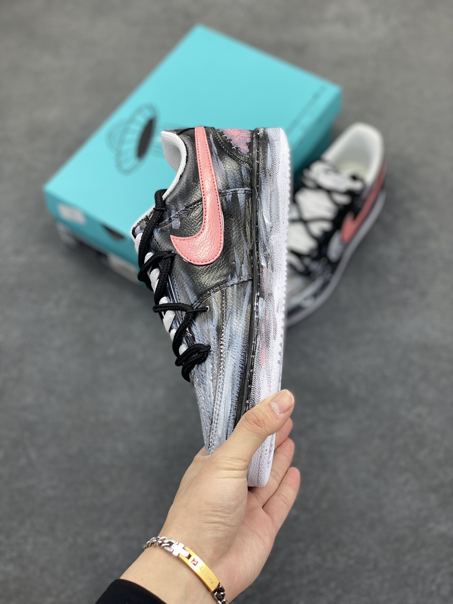 图片[3]-Nike Court Vision 1 Low“病变制造” 手绘涂鸦定制板鞋 把爱情的元素融入病变细胞研究，试图创造出一种特殊的“爱情病变”，让细胞像热恋时的心一样，充满活力又稳定。日夜颠倒，查阅资料、反复试验，调配出各种药剂，注入培养皿，观察细胞的反应。细胞开始呈现出奇妙的变化，它们紧密相连，闪烁着微光，像极了两颗紧紧相依的心 货号：DH2987-212 尺码：36 36.5 37.5 38 38.5 39 40 40.5 41 42 42.5 43 44 44.5 45-选品中心