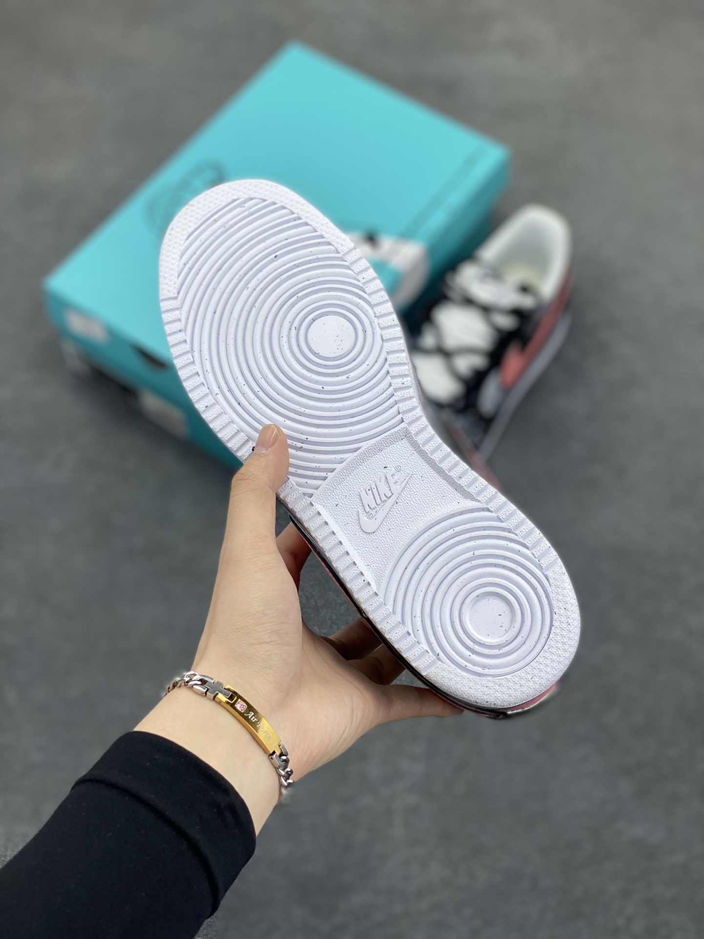 图片[5]-Nike Court Vision 1 Low“病变制造” 手绘涂鸦定制板鞋 把爱情的元素融入病变细胞研究，试图创造出一种特殊的“爱情病变”，让细胞像热恋时的心一样，充满活力又稳定。日夜颠倒，查阅资料、反复试验，调配出各种药剂，注入培养皿，观察细胞的反应。细胞开始呈现出奇妙的变化，它们紧密相连，闪烁着微光，像极了两颗紧紧相依的心 货号：DH2987-212 尺码：36 36.5 37.5 38 38.5 39 40 40.5 41 42 42.5 43 44 44.5 45-选品中心