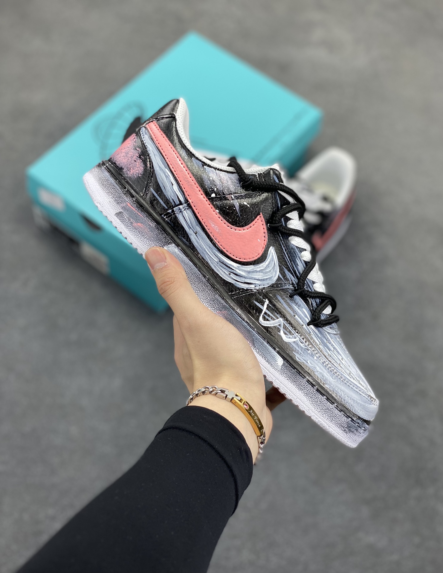 Nike Court Vision 1 Low“病变制造” 手绘涂鸦定制板鞋 把爱情的元素融入病变细胞研究，试图创造出一种特殊的“爱情病变”，让细胞像热恋时的心一样，充满活力又稳定。日夜颠倒，查阅资料、反复试验，调配出各种药剂，注入培养皿，观察细胞的反应。细胞开始呈现出奇妙的变化，它们紧密相连，闪烁着微光，像极了两颗紧紧相依的心 货号：DH2987-212 尺码：36 36.5 37.5 38 38.5 39 40 40.5 41 42 42.5 43 44 44.5 45-选品中心