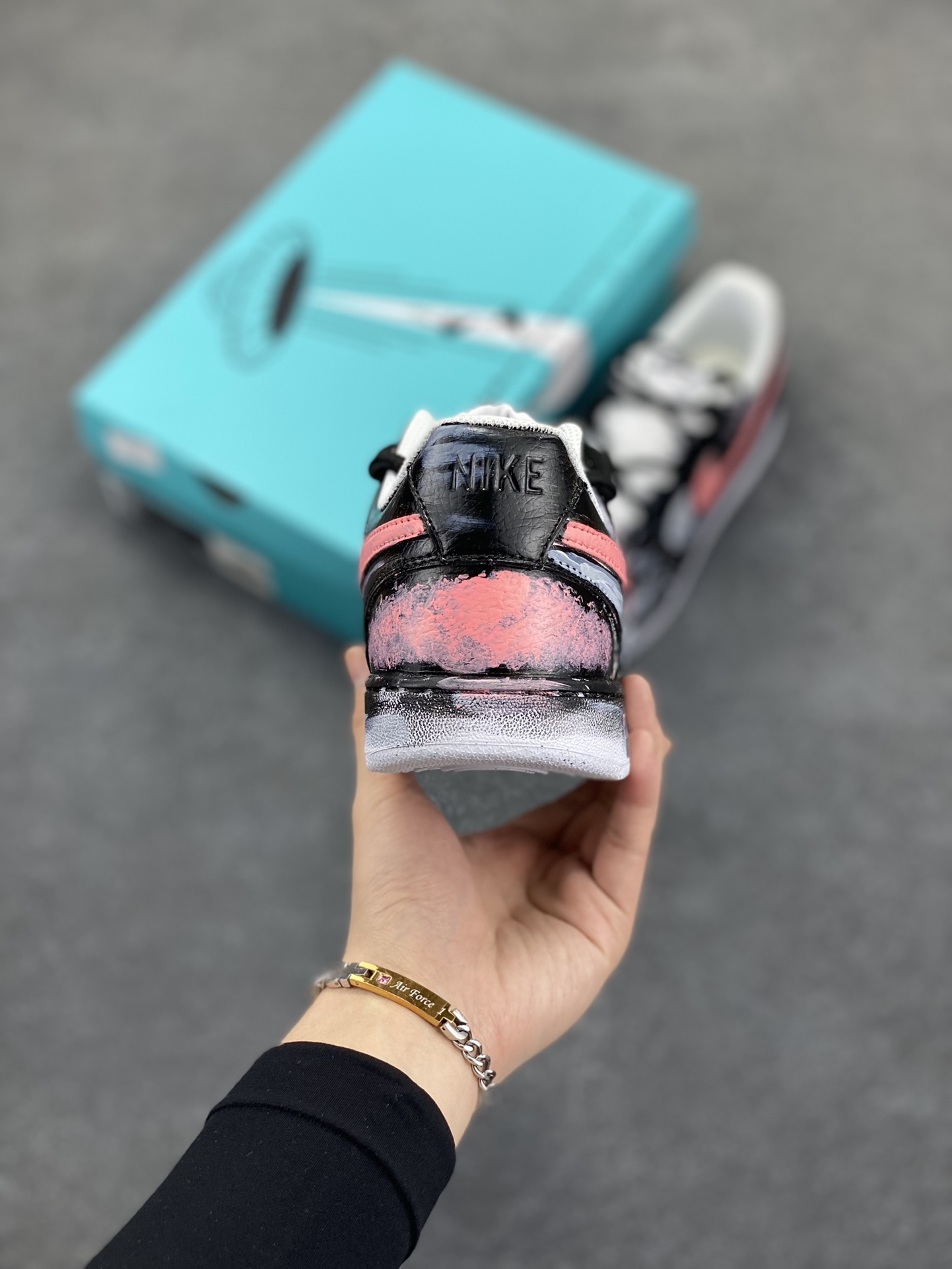 图片[4]-Nike Court Vision 1 Low“病变制造” 手绘涂鸦定制板鞋 把爱情的元素融入病变细胞研究，试图创造出一种特殊的“爱情病变”，让细胞像热恋时的心一样，充满活力又稳定。日夜颠倒，查阅资料、反复试验，调配出各种药剂，注入培养皿，观察细胞的反应。细胞开始呈现出奇妙的变化，它们紧密相连，闪烁着微光，像极了两颗紧紧相依的心 货号：DH2987-212 尺码：36 36.5 37.5 38 38.5 39 40 40.5 41 42 42.5 43 44 44.5 45-选品中心