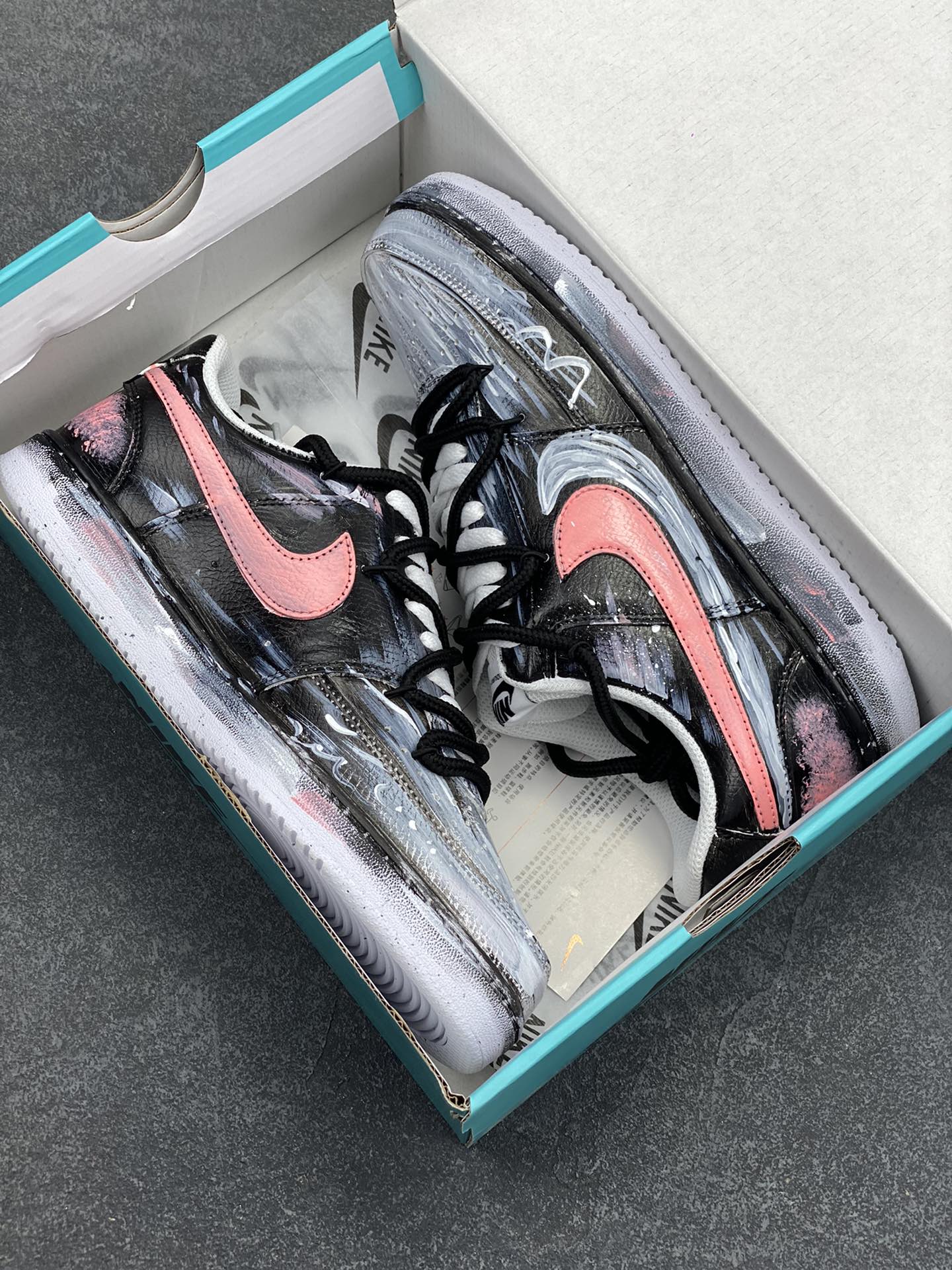 图片[9]-Nike Court Vision 1 Low“病变制造” 手绘涂鸦定制板鞋 把爱情的元素融入病变细胞研究，试图创造出一种特殊的“爱情病变”，让细胞像热恋时的心一样，充满活力又稳定。日夜颠倒，查阅资料、反复试验，调配出各种药剂，注入培养皿，观察细胞的反应。细胞开始呈现出奇妙的变化，它们紧密相连，闪烁着微光，像极了两颗紧紧相依的心 货号：DH2987-212 尺码：36 36.5 37.5 38 38.5 39 40 40.5 41 42 42.5 43 44 44.5 45-选品中心