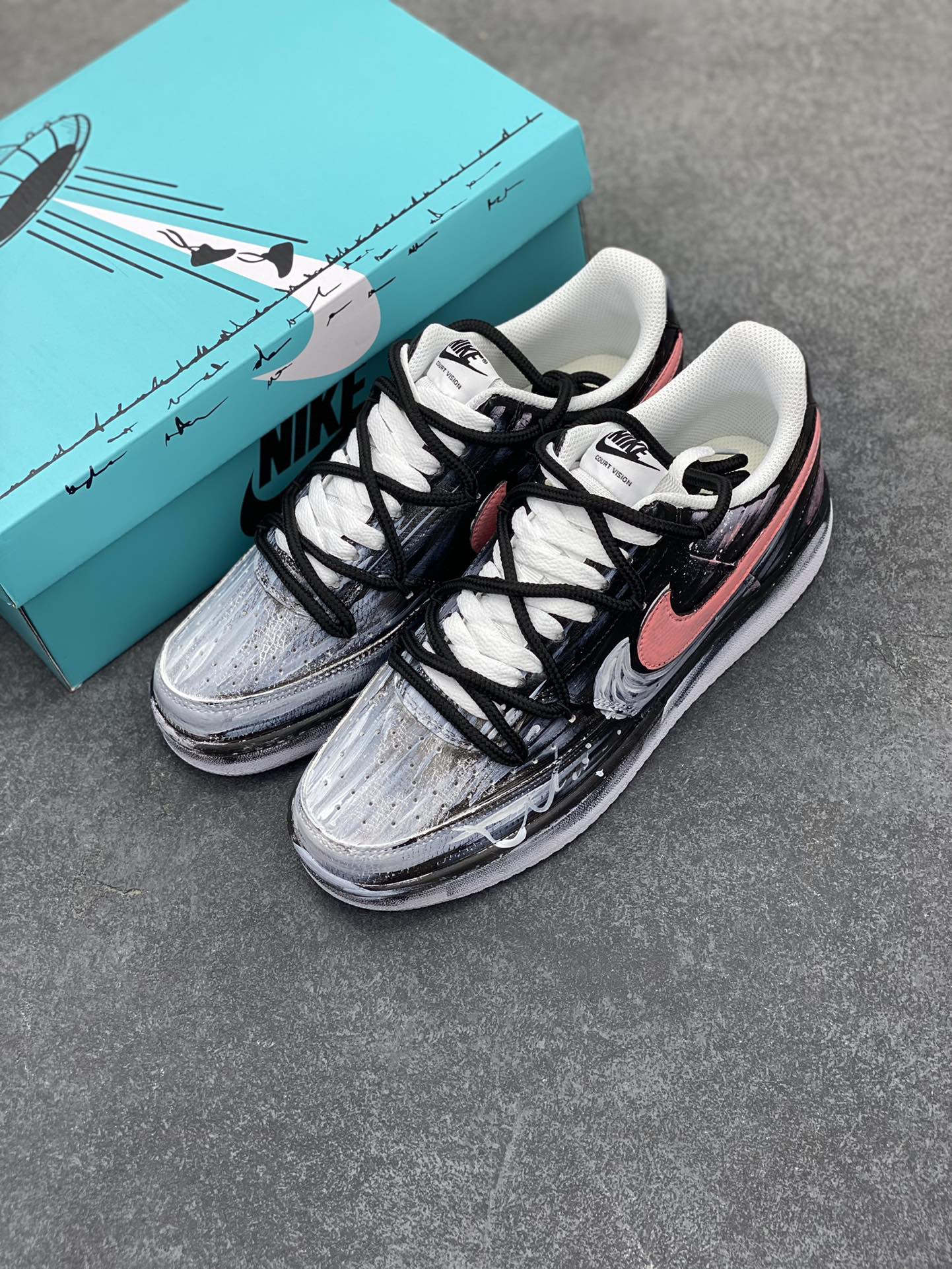 图片[8]-Nike Court Vision 1 Low“病变制造” 手绘涂鸦定制板鞋 把爱情的元素融入病变细胞研究，试图创造出一种特殊的“爱情病变”，让细胞像热恋时的心一样，充满活力又稳定。日夜颠倒，查阅资料、反复试验，调配出各种药剂，注入培养皿，观察细胞的反应。细胞开始呈现出奇妙的变化，它们紧密相连，闪烁着微光，像极了两颗紧紧相依的心 货号：DH2987-212 尺码：36 36.5 37.5 38 38.5 39 40 40.5 41 42 42.5 43 44 44.5 45-选品中心