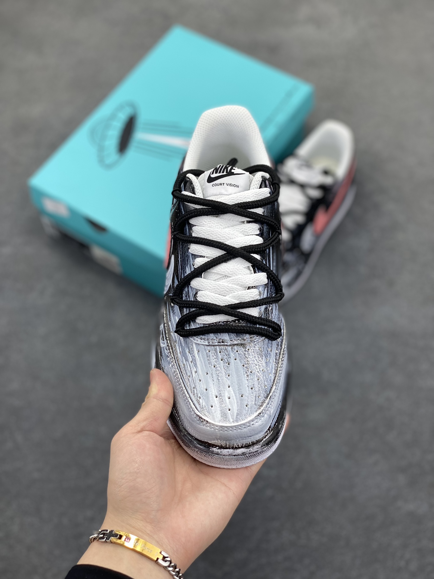 图片[2]-Nike Court Vision 1 Low“病变制造” 手绘涂鸦定制板鞋 把爱情的元素融入病变细胞研究，试图创造出一种特殊的“爱情病变”，让细胞像热恋时的心一样，充满活力又稳定。日夜颠倒，查阅资料、反复试验，调配出各种药剂，注入培养皿，观察细胞的反应。细胞开始呈现出奇妙的变化，它们紧密相连，闪烁着微光，像极了两颗紧紧相依的心 货号：DH2987-212 尺码：36 36.5 37.5 38 38.5 39 40 40.5 41 42 42.5 43 44 44.5 45-选品中心
